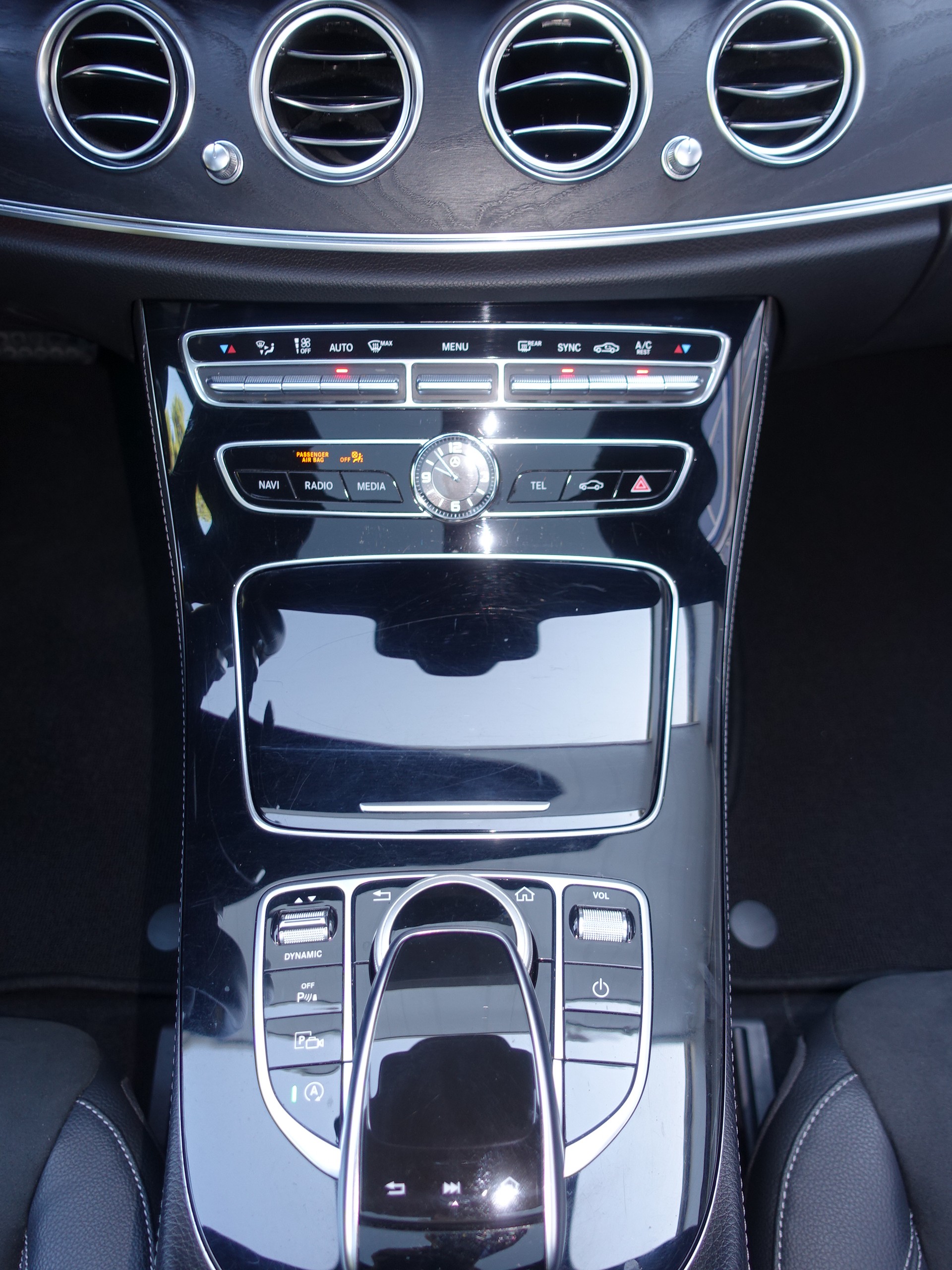MERCEDES-BENZ E 220 d AMG Line 4Matic 9G-Tronic-image-13