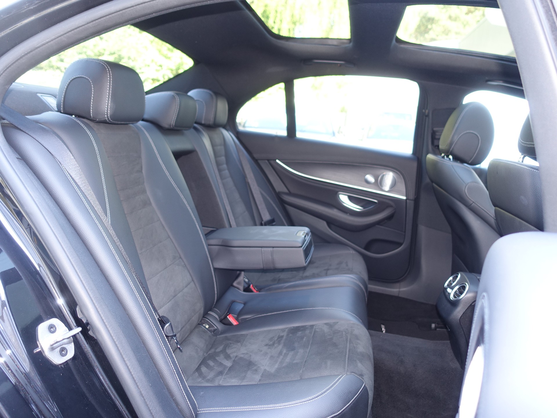 MERCEDES-BENZ E 220 d AMG Line 4Matic 9G-Tronic-image-19