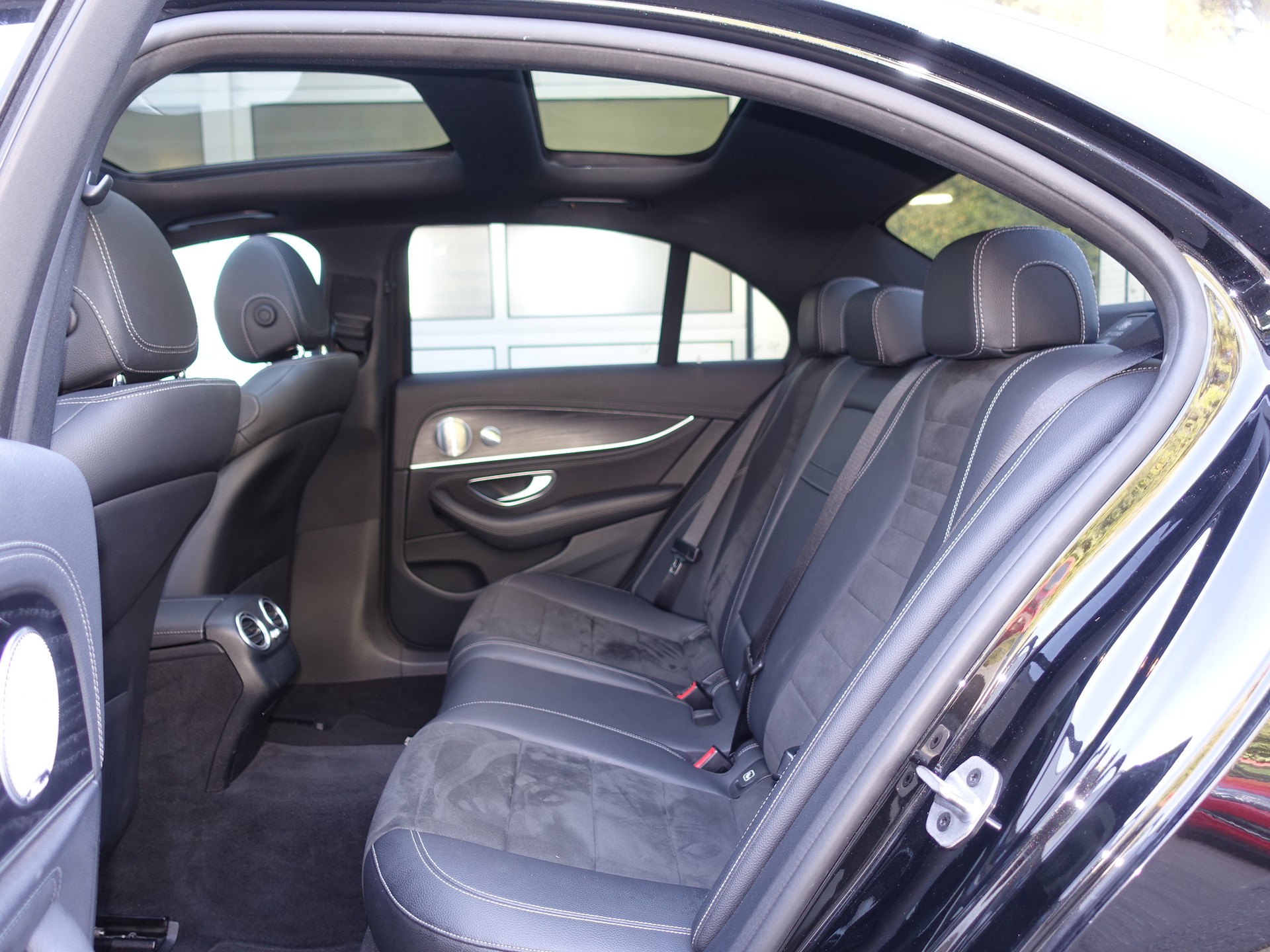 MERCEDES-BENZ E 220 d AMG Line 4Matic 9G-Tronic-image-20