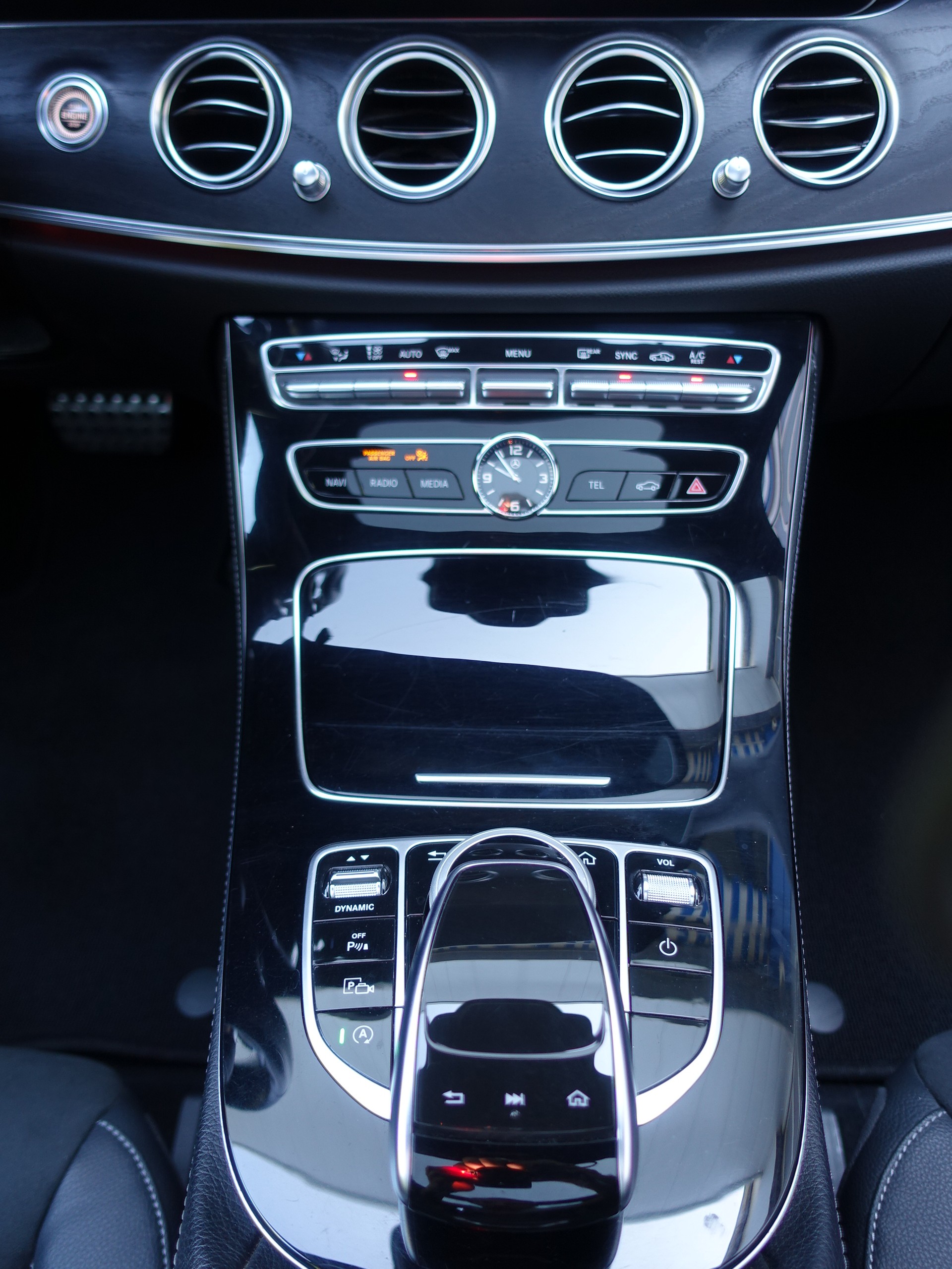 MERCEDES-BENZ E 220 d AMG Line 4Matic 9G-Tronic-image-14