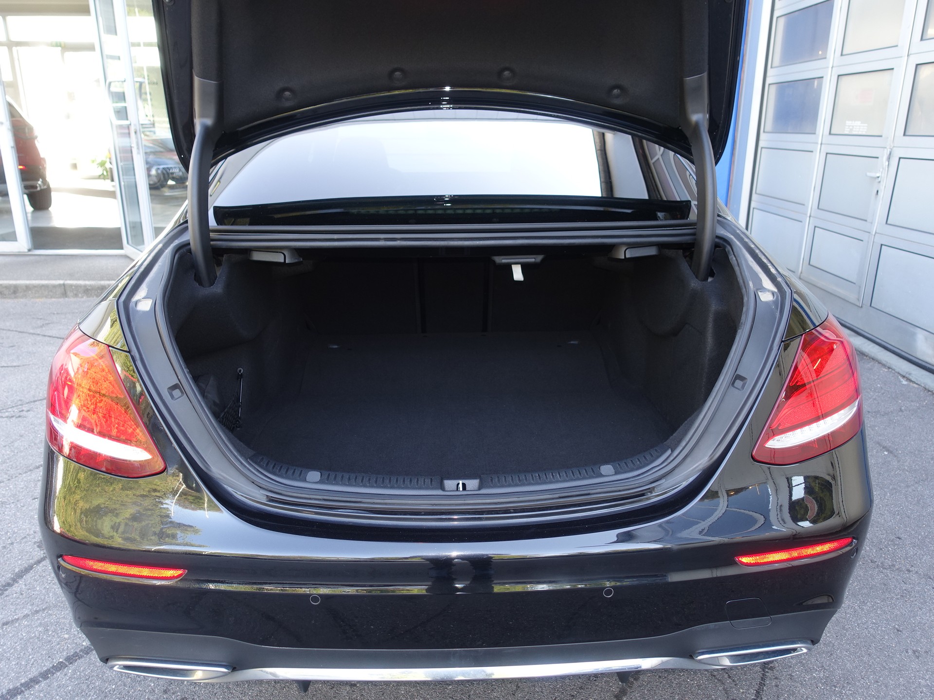 MERCEDES-BENZ E 220 d AMG Line 4Matic 9G-Tronic-image-22