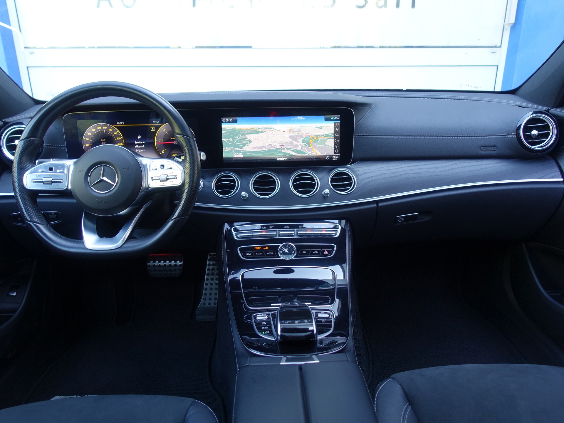 MERCEDES-BENZ E 220 d AMG Line 4Matic 9G-Tronic-image-10