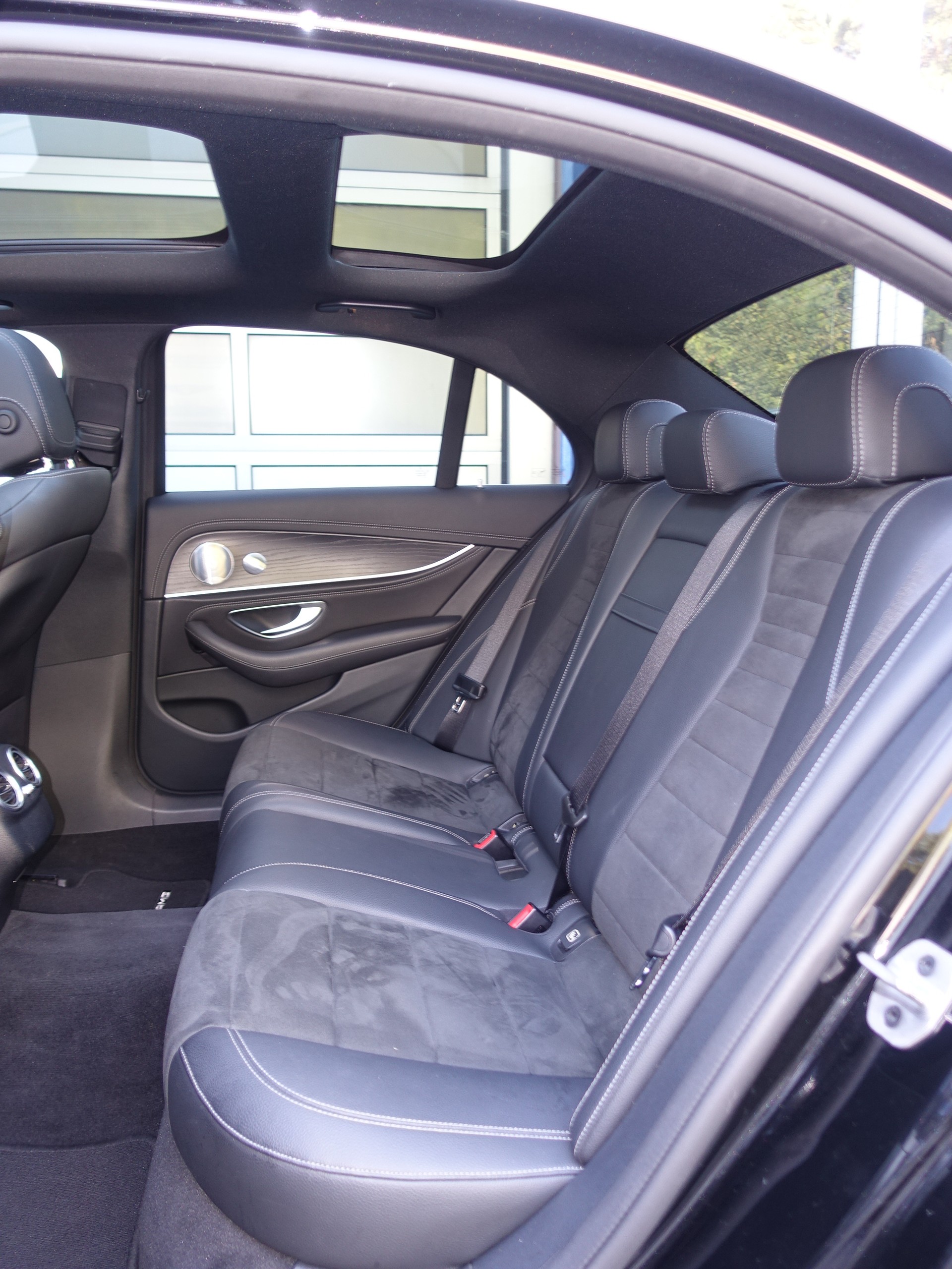 MERCEDES-BENZ E 220 d AMG Line 4Matic 9G-Tronic-image-18