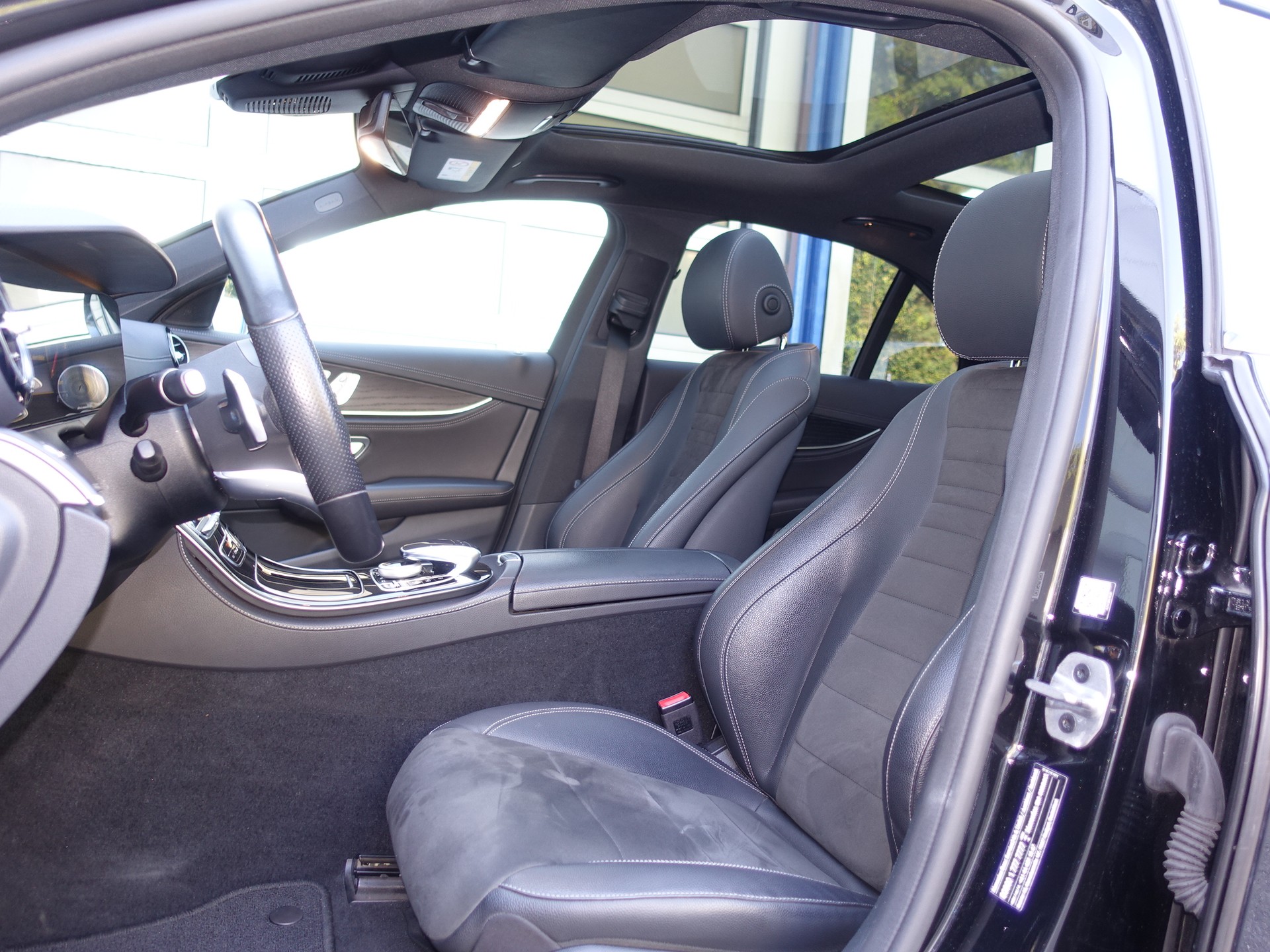 MERCEDES-BENZ E 220 d AMG Line 4Matic 9G-Tronic-image-9
