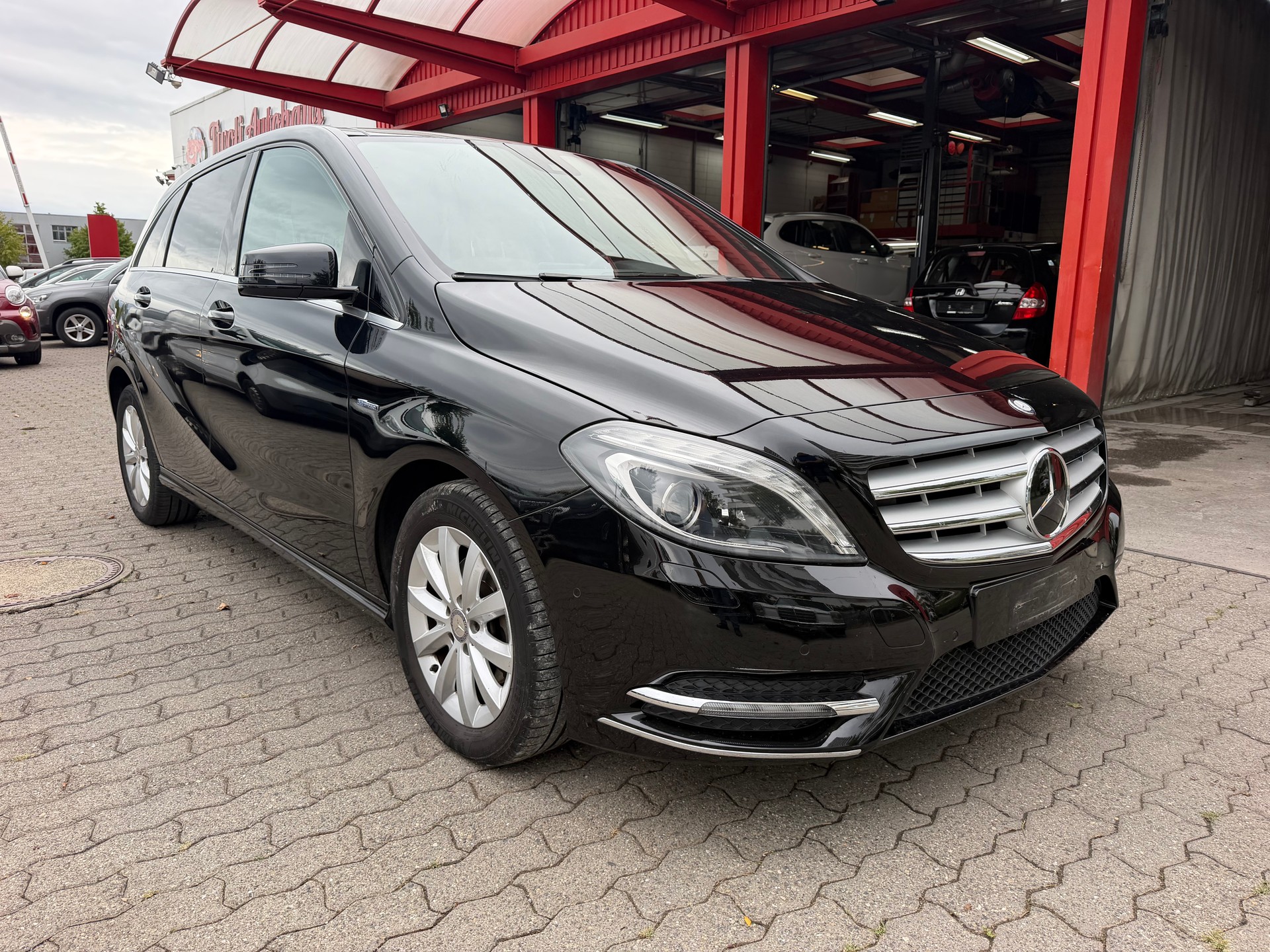 MERCEDES-BENZ B 200 7G-DCT-showroom-element-1