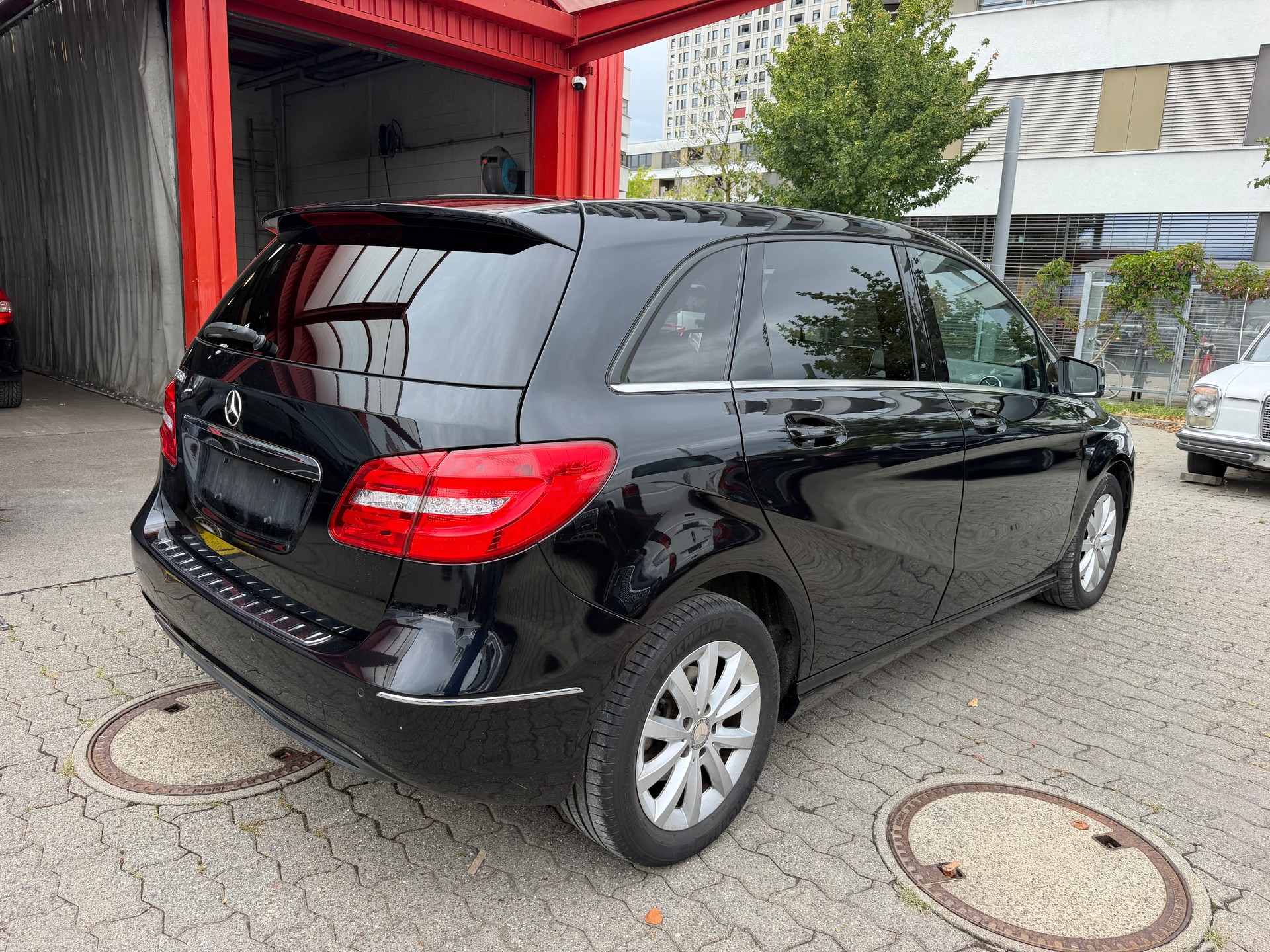 MERCEDES-BENZ B 200 7G-DCT-showroom-element-3