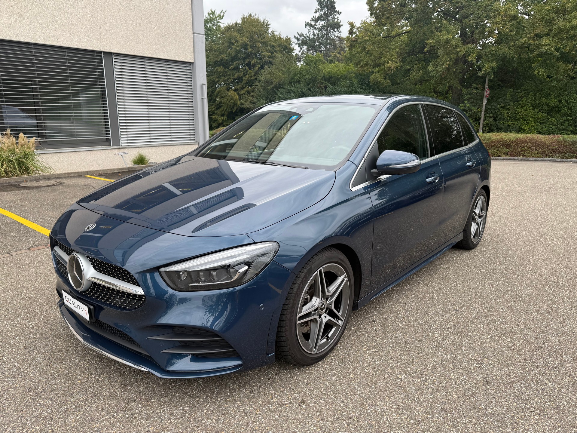 MERCEDES-BENZ B 220 4Matic AMG Line 7G-DCT-image-0