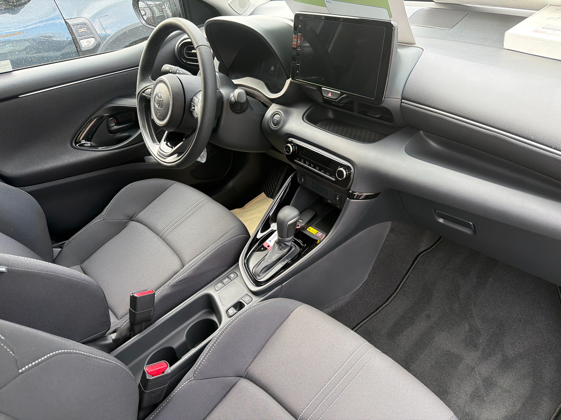 TOYOTA Yaris 1.5 Comfort e-CVT-image-11