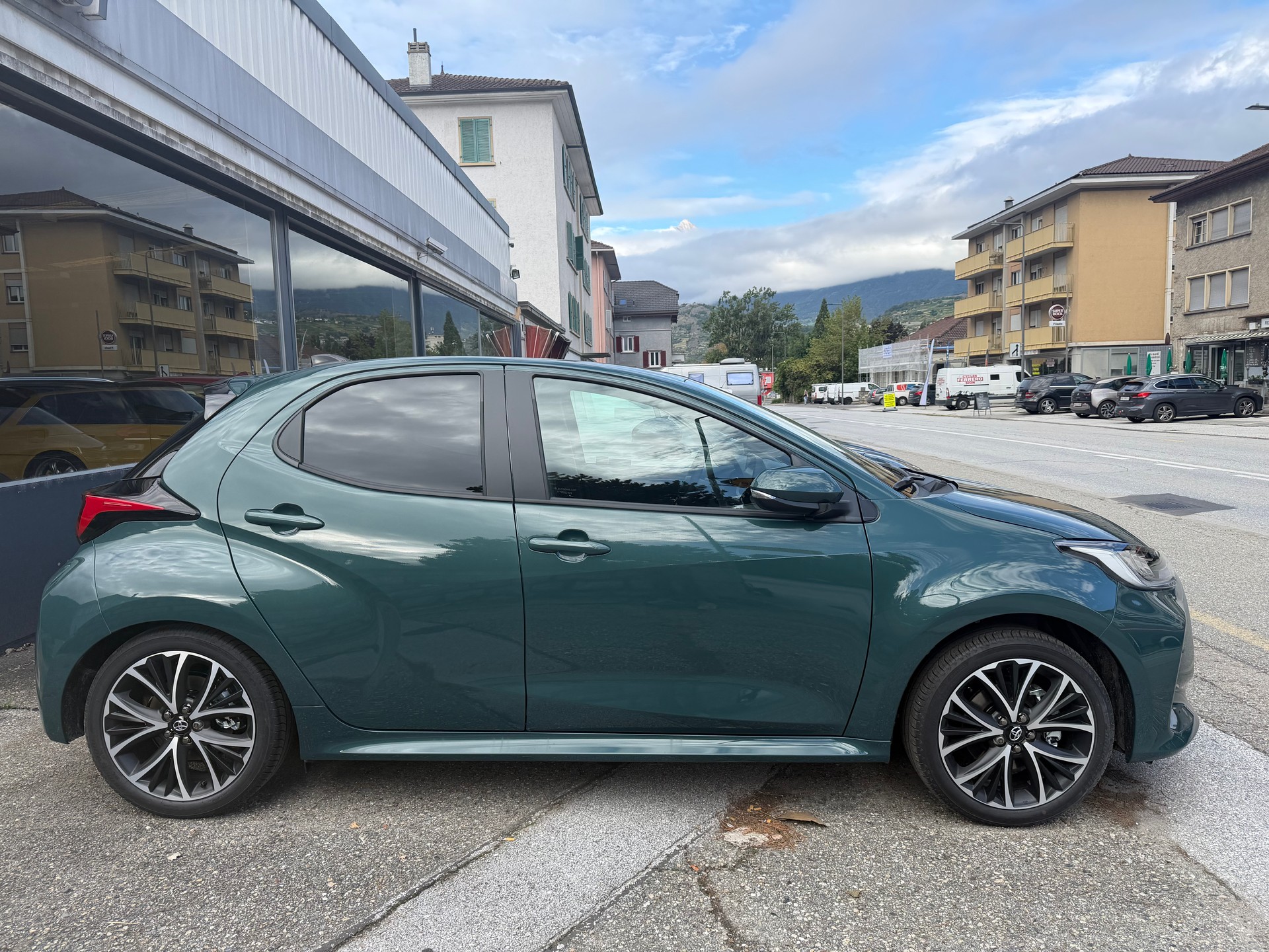 TOYOTA Yaris 1.5 Comfort e-CVT-image-1