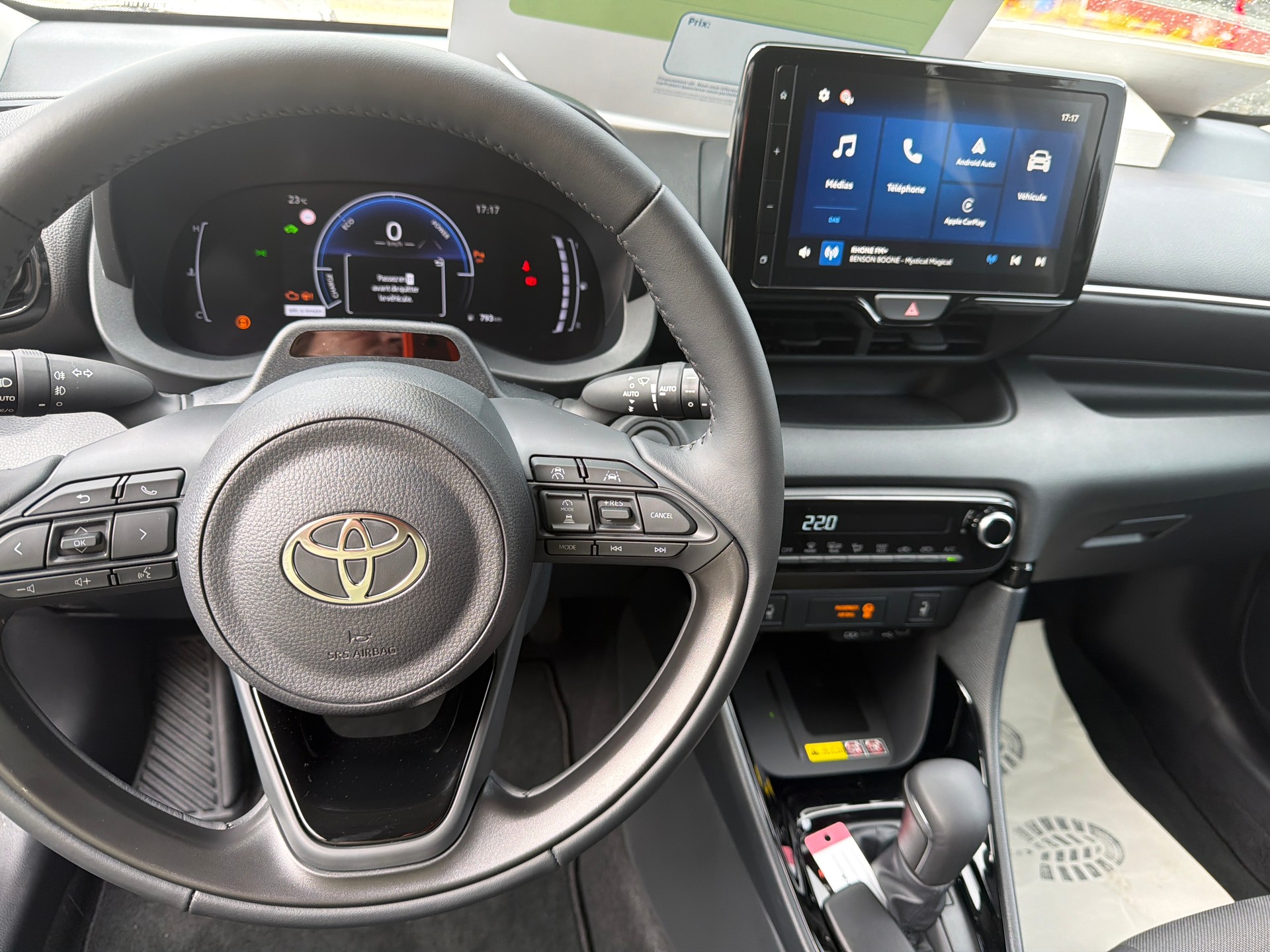 TOYOTA Yaris 1.5 Comfort e-CVT-image-6