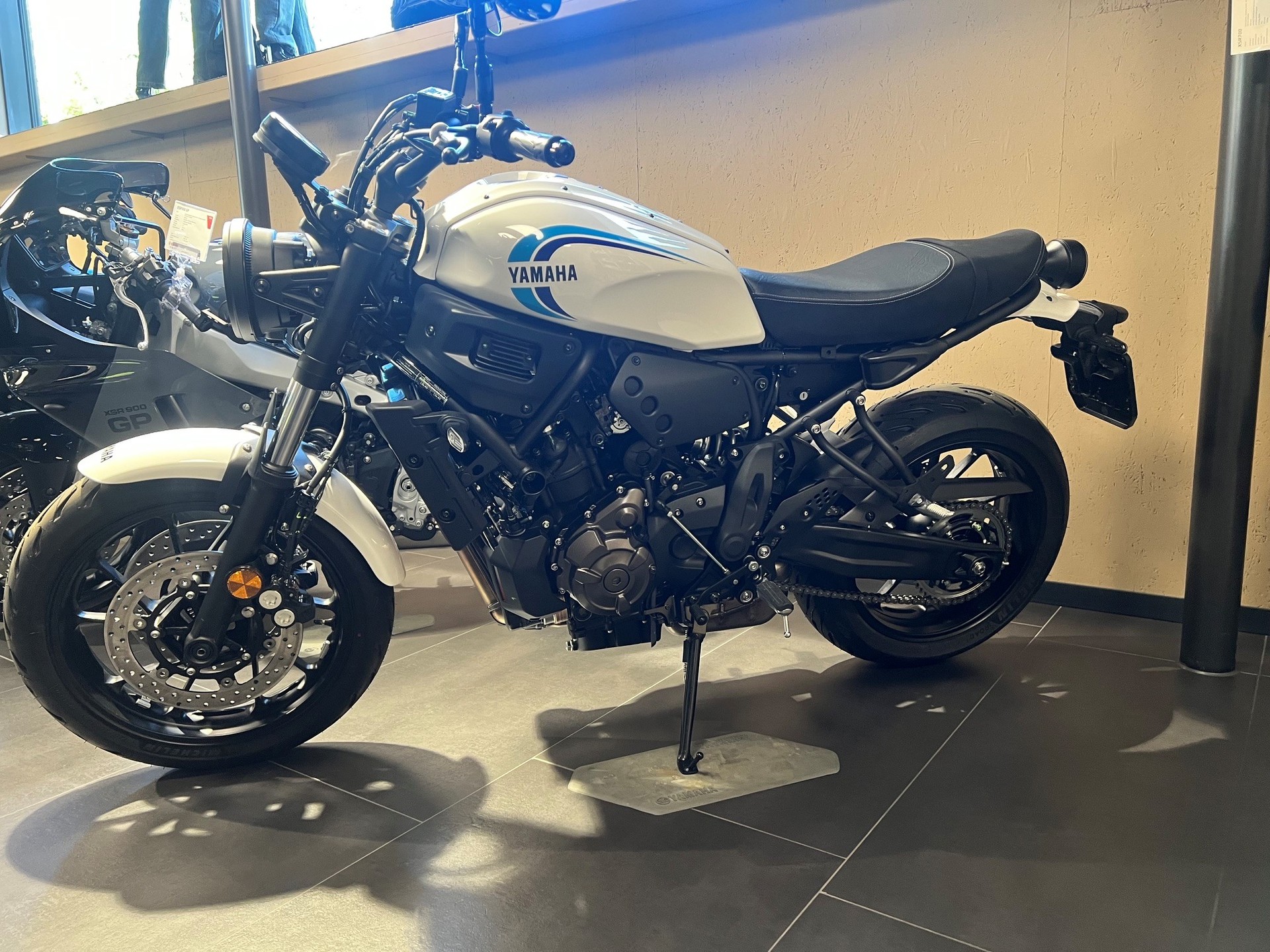 YAMAHA XSR 700 (35kW)-showroom-element-1