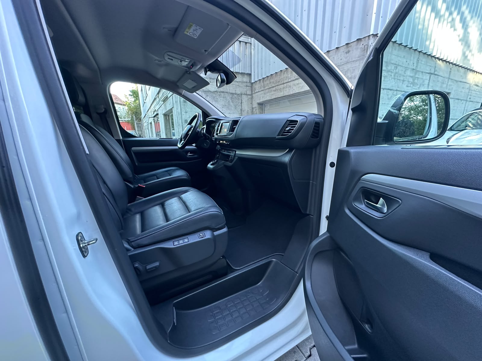 CITROEN Spacetourer 2.0 BlueHDi ShineM EAT-image-24