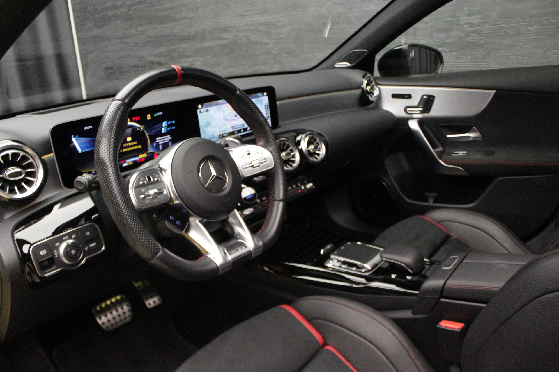 MERCEDES-BENZ A 35 AMG 4Matic Speedshift-image-24