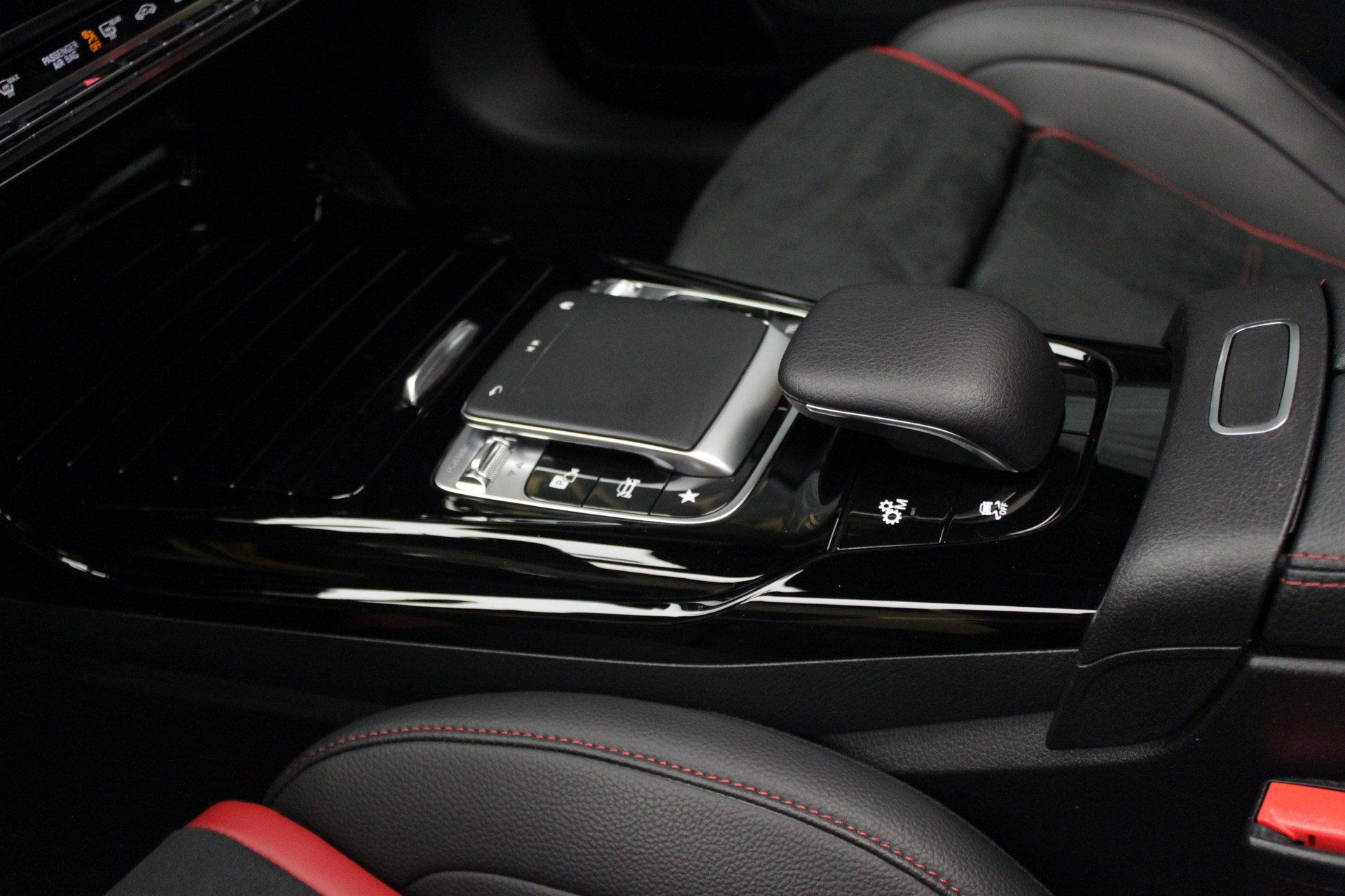 MERCEDES-BENZ A 35 AMG 4Matic Speedshift-image-23