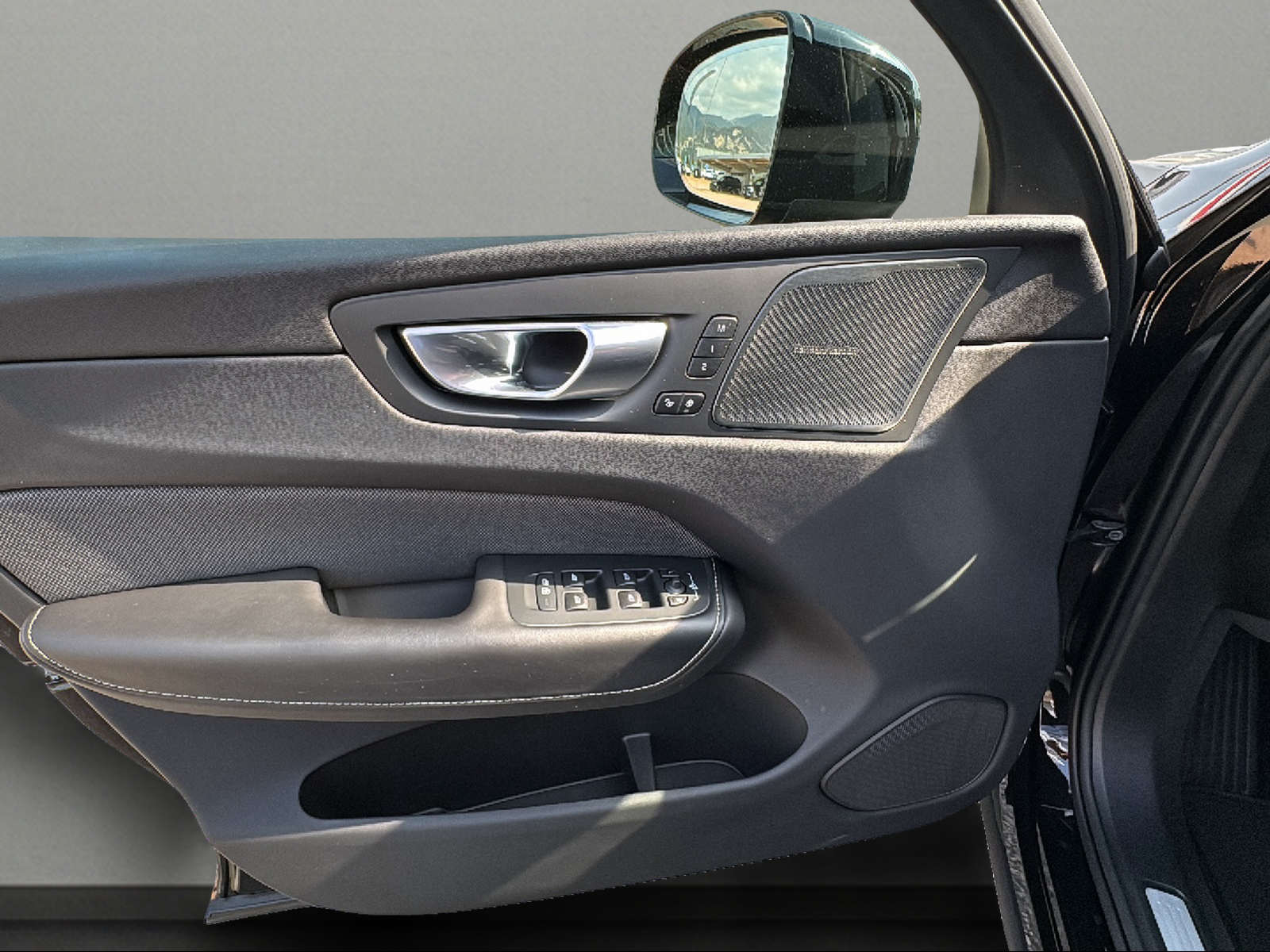 VOLVO XC60 B4 Diesel Mild Hybrid AWD Plus Dark Geartronic-image-12