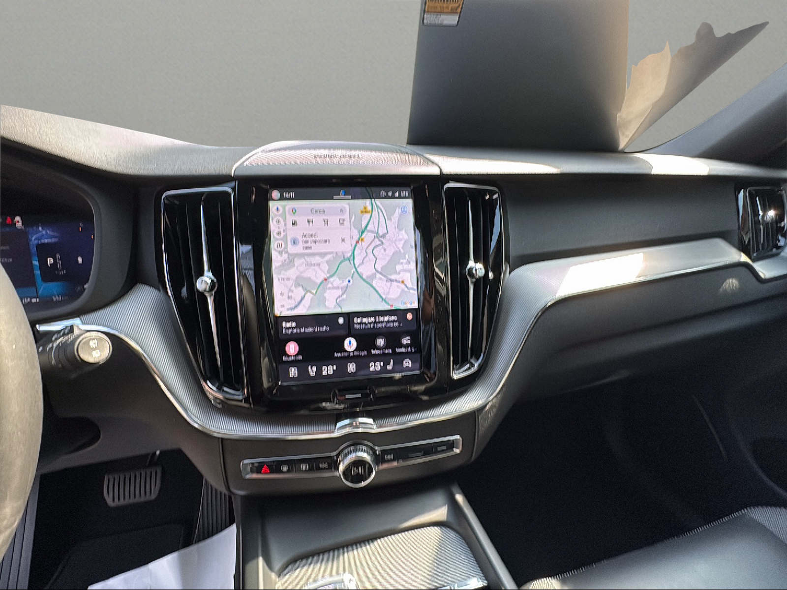VOLVO XC60 B4 Diesel Mild Hybrid AWD Plus Dark Geartronic-image-4