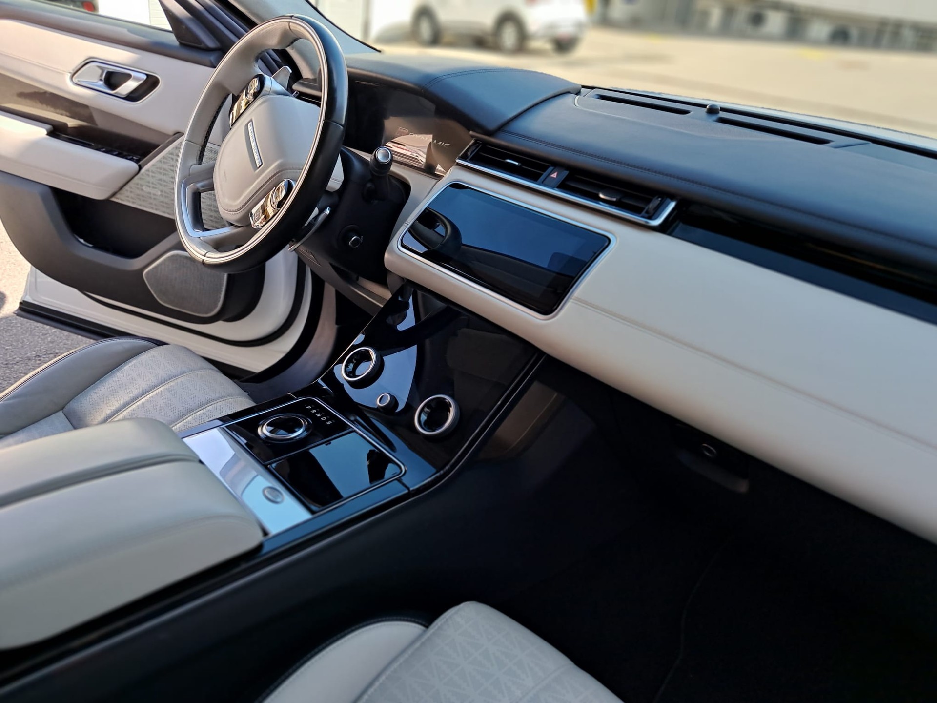 LAND ROVER 3.0 D 300 R-Dynamic HSE-image-7