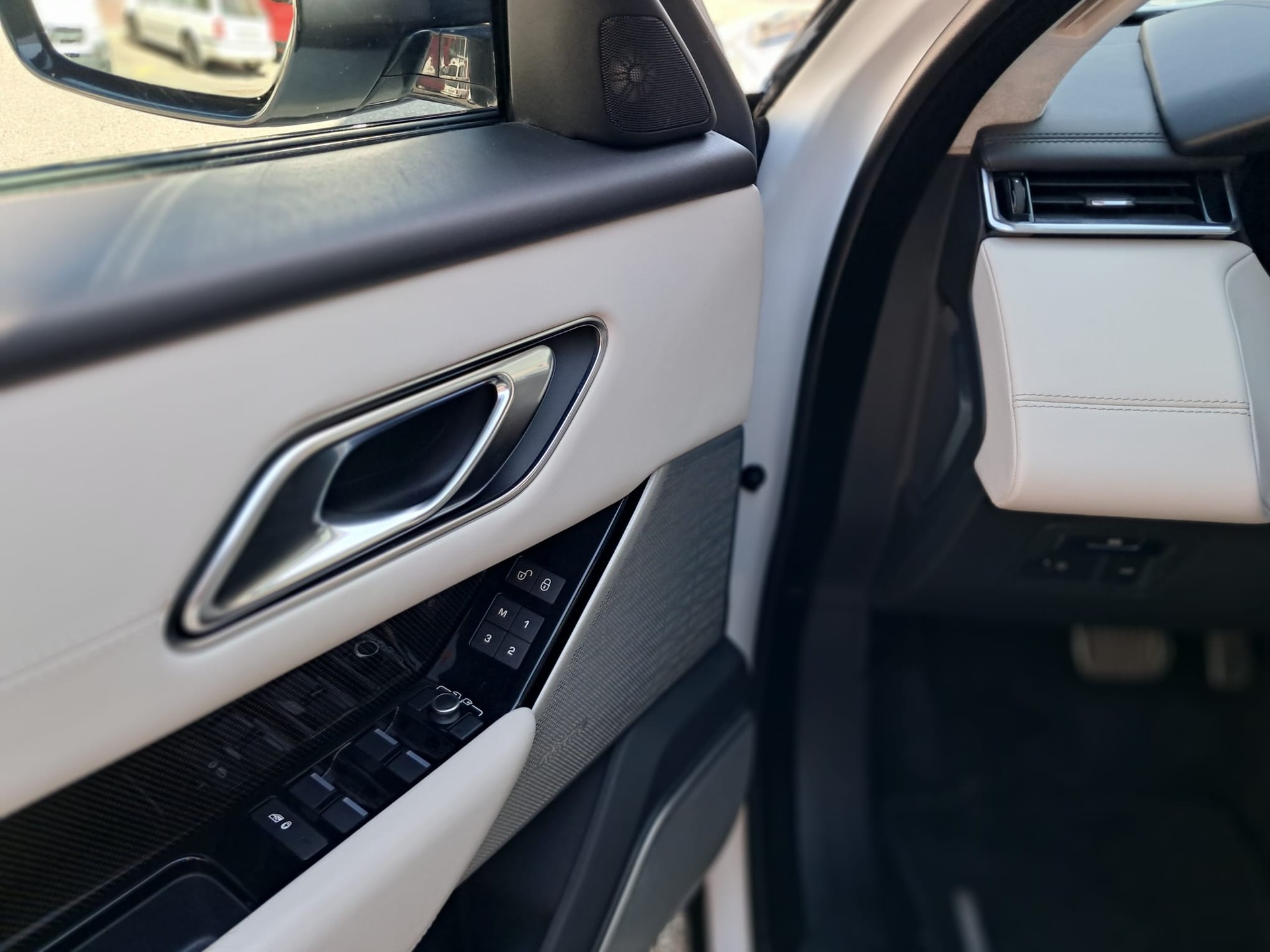 LAND ROVER 3.0 D 300 R-Dynamic HSE-image-6