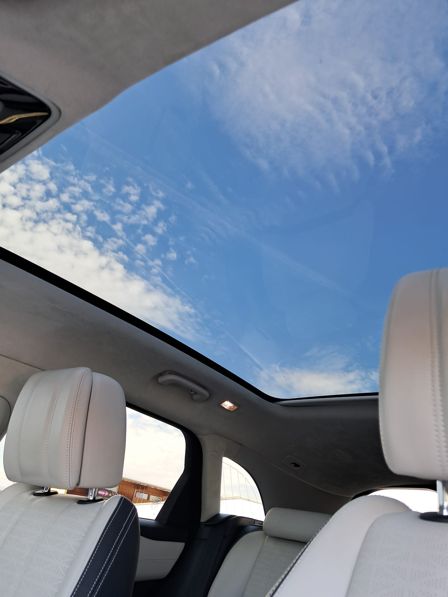 LAND ROVER 3.0 D 300 R-Dynamic HSE-image-4