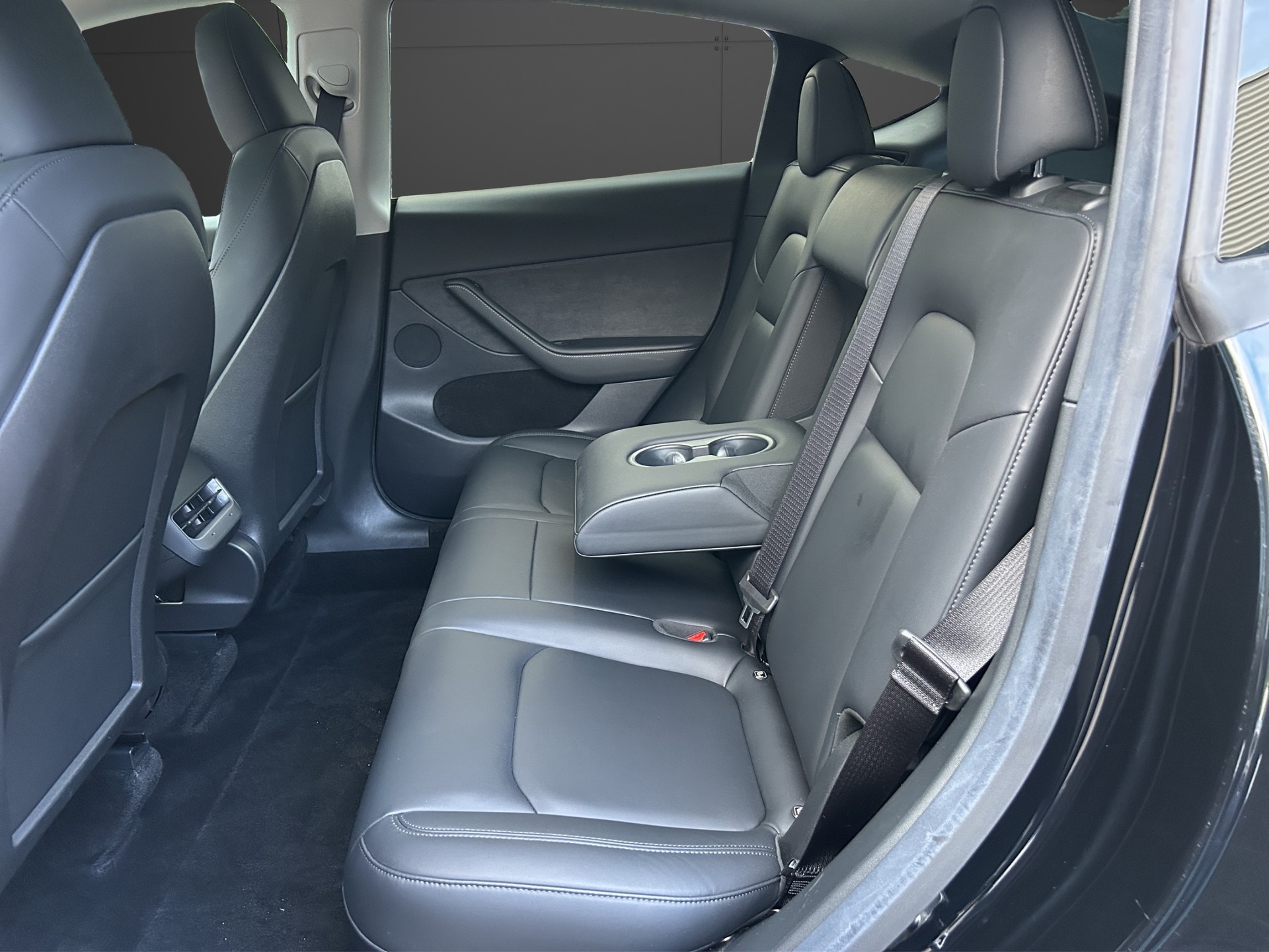 TESLA Model Y Long Range Dual Motor AWD / Model 2023-image-6