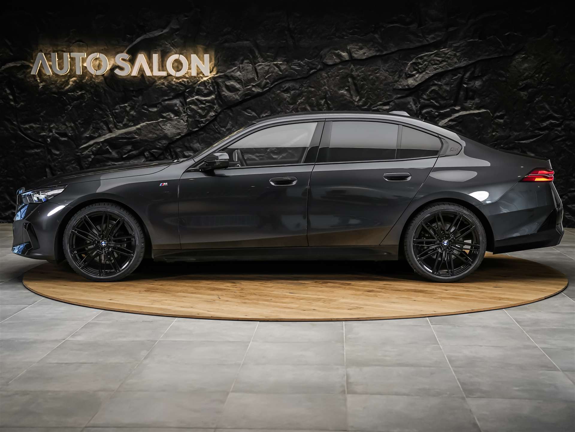 BMW 520i M Sport Steptronic *Werksgarantie*ICONIC GLOW*21" Felgen*Sitzlüftung*-showroom-element-1