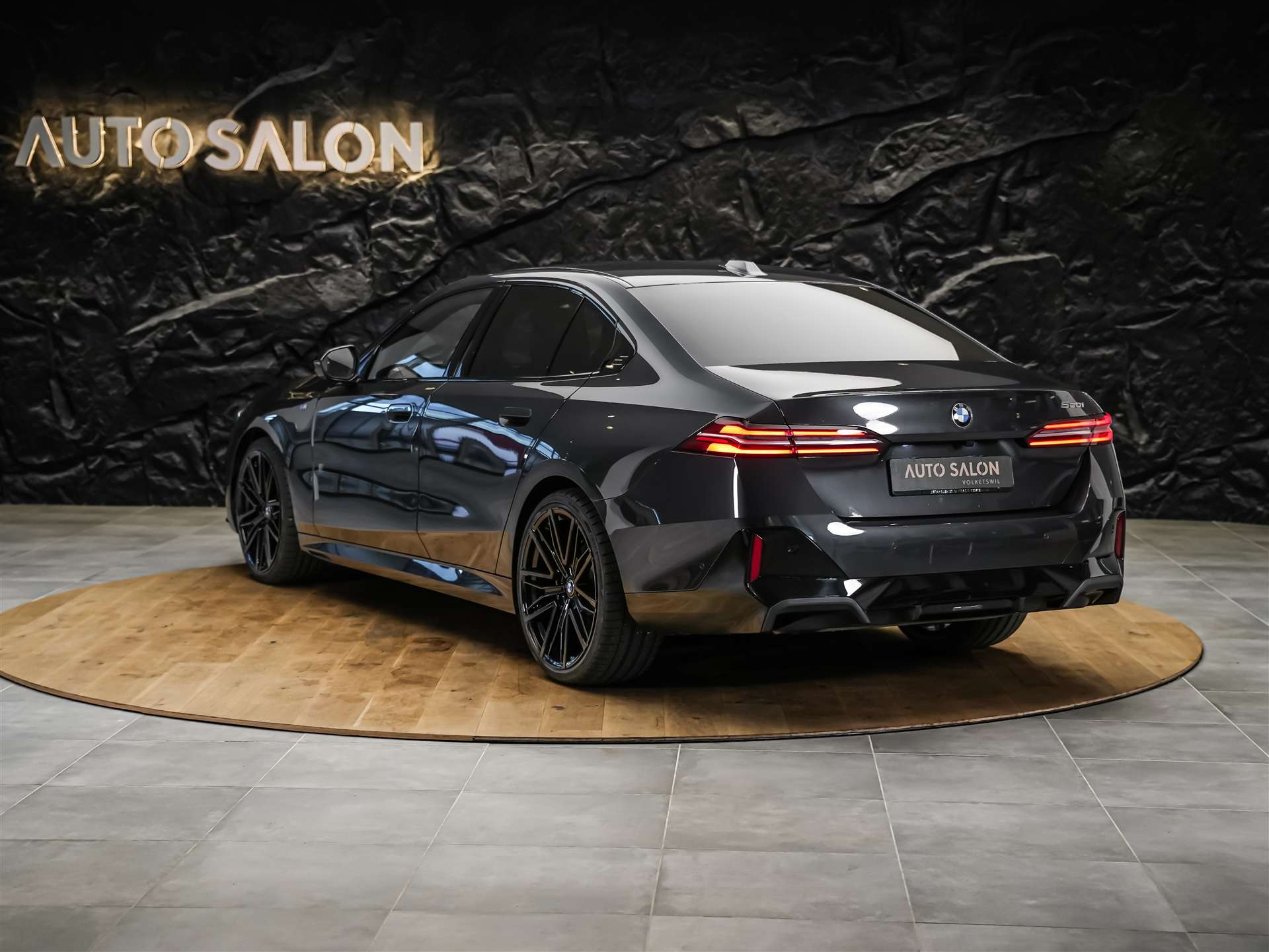 BMW 520i M Sport Steptronic *Werksgarantie*ICONIC GLOW*21" Felgen*Sitzlüftung*-showroom-element-2