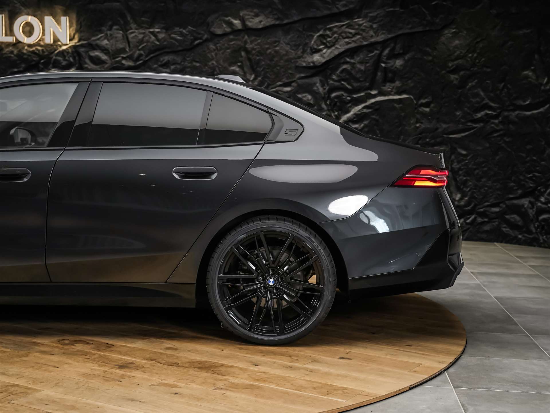 BMW 520i M Sport Steptronic *Werksgarantie*ICONIC GLOW*21" Felgen*Sitzlüftung*-image-17