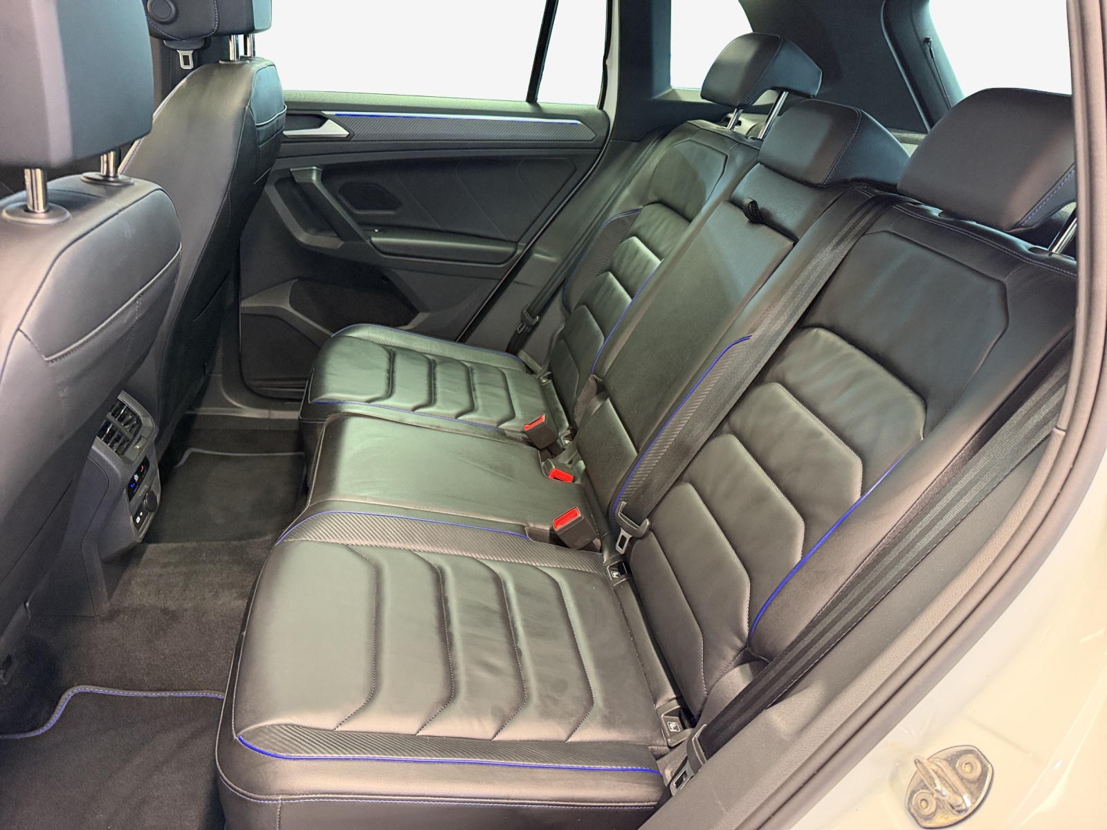 VW Tiguan 2.0TSI R 4Motion DSG-image-11
