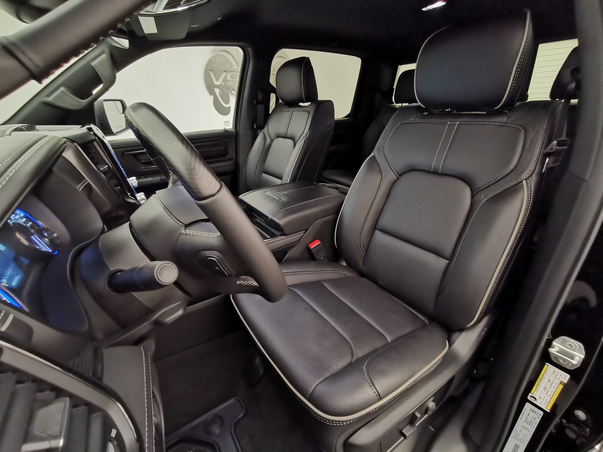 DODGE Ram 1500 5.7 V8 Limited eTorque Crew Cab-image-8