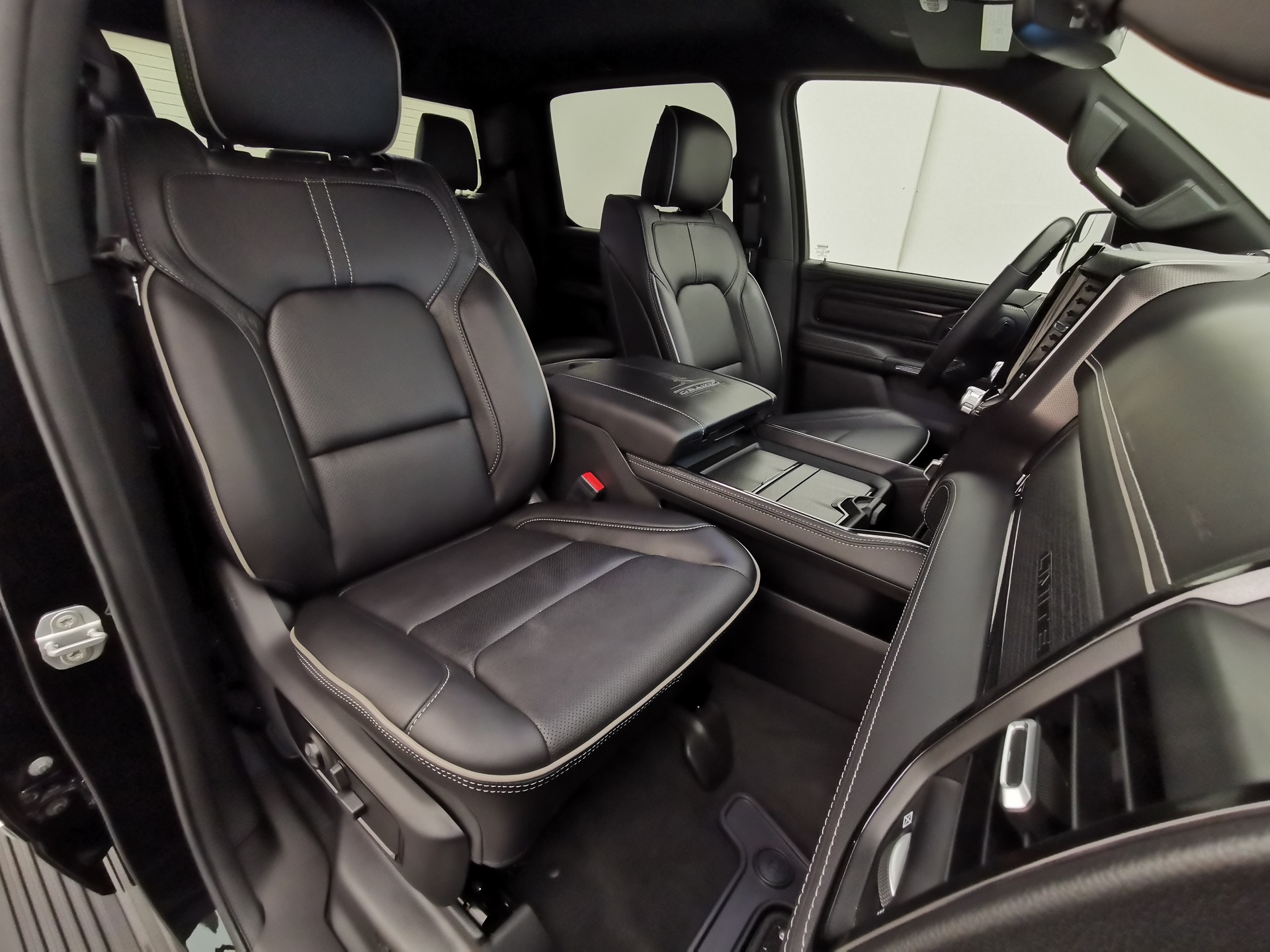 DODGE Ram 1500 5.7 V8 Limited eTorque Crew Cab-image-15