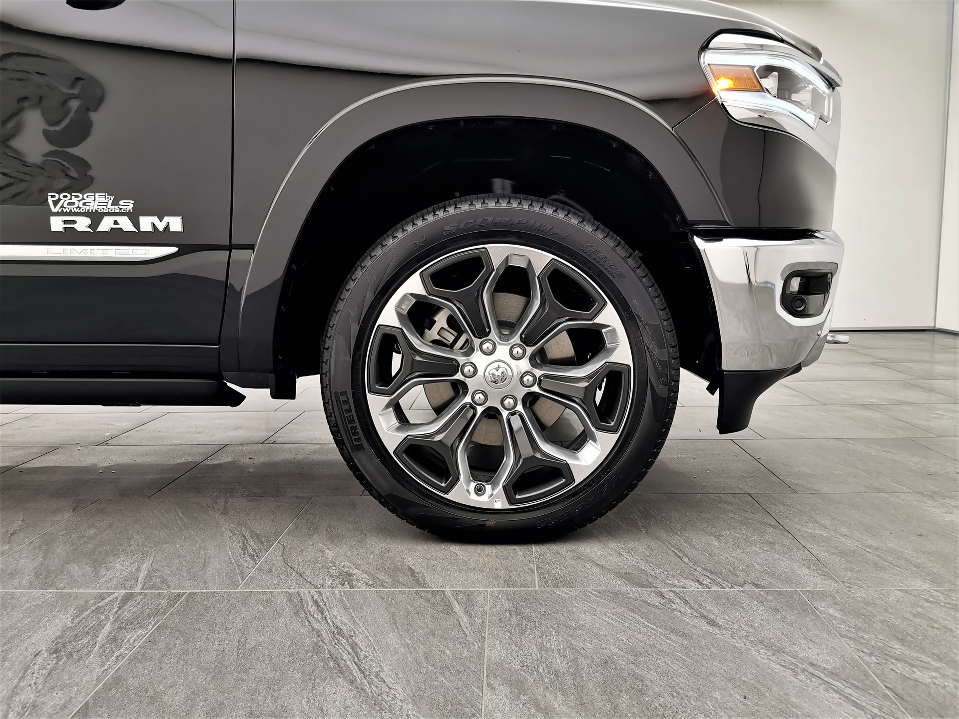 DODGE Ram 1500 5.7 V8 Limited eTorque Crew Cab-image-6