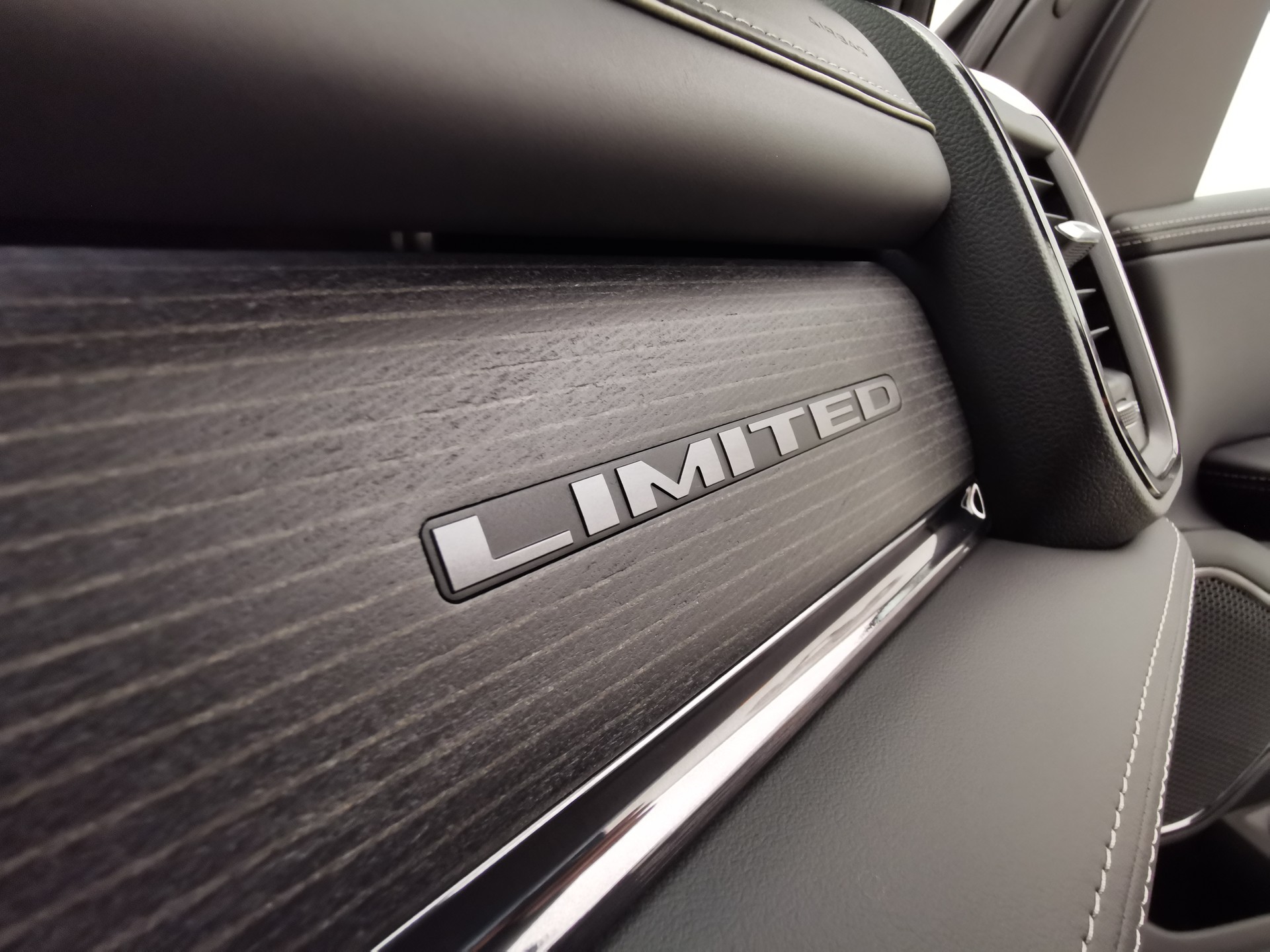 DODGE Ram 1500 5.7 V8 Limited eTorque Crew Cab-image-13