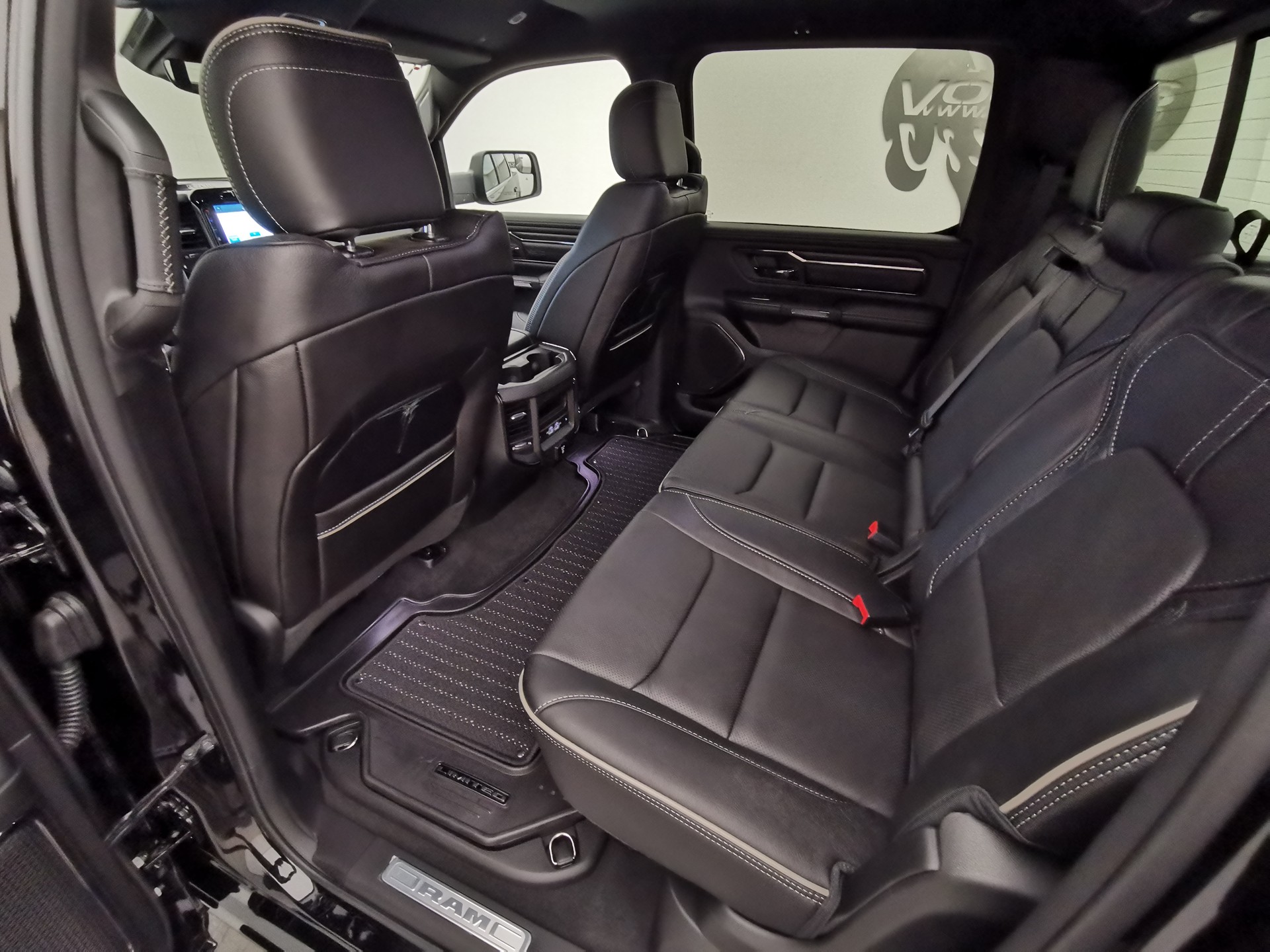 DODGE Ram 1500 5.7 V8 Limited eTorque Crew Cab-image-11