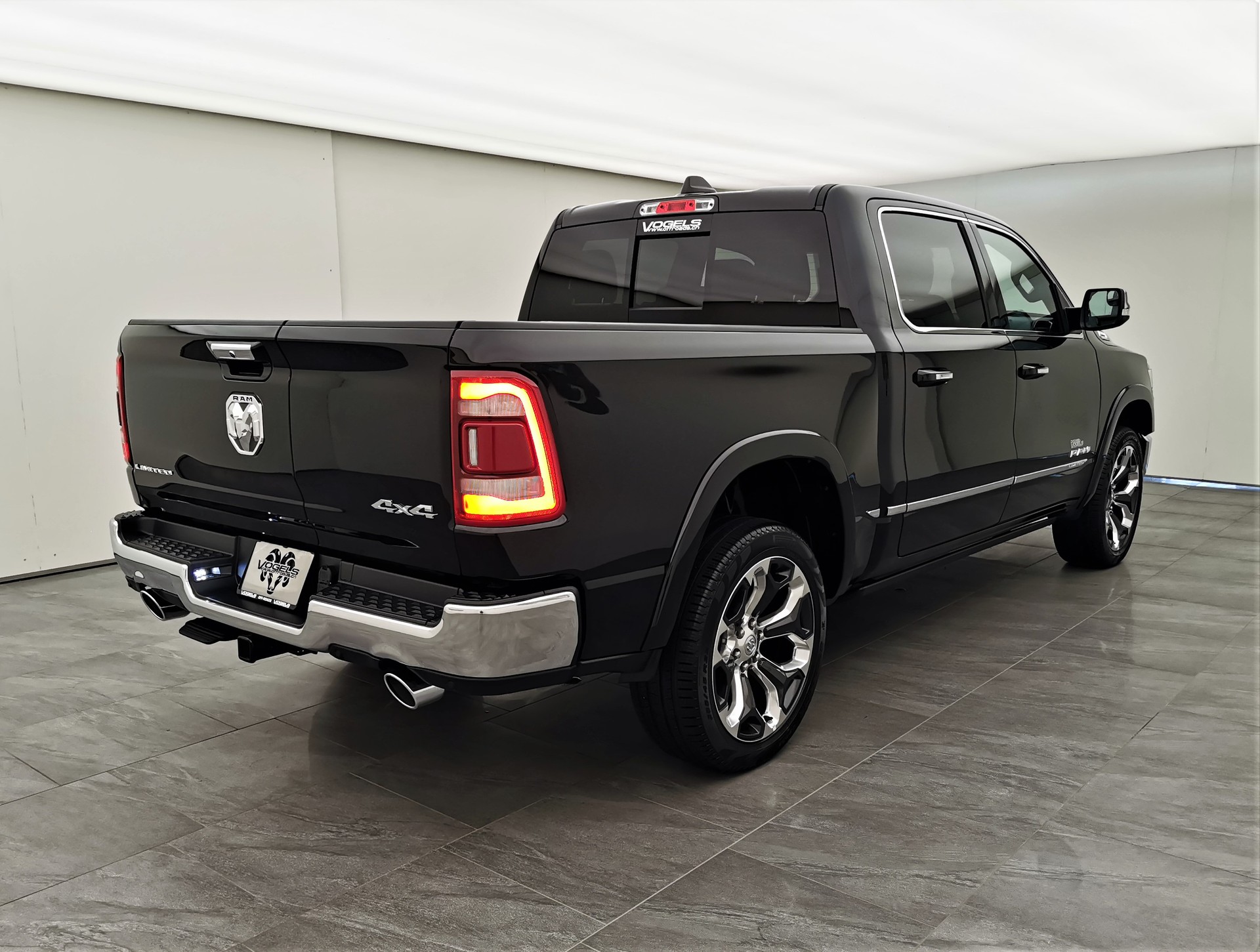 DODGE Ram 1500 5.7 V8 Limited eTorque Crew Cab-image-3