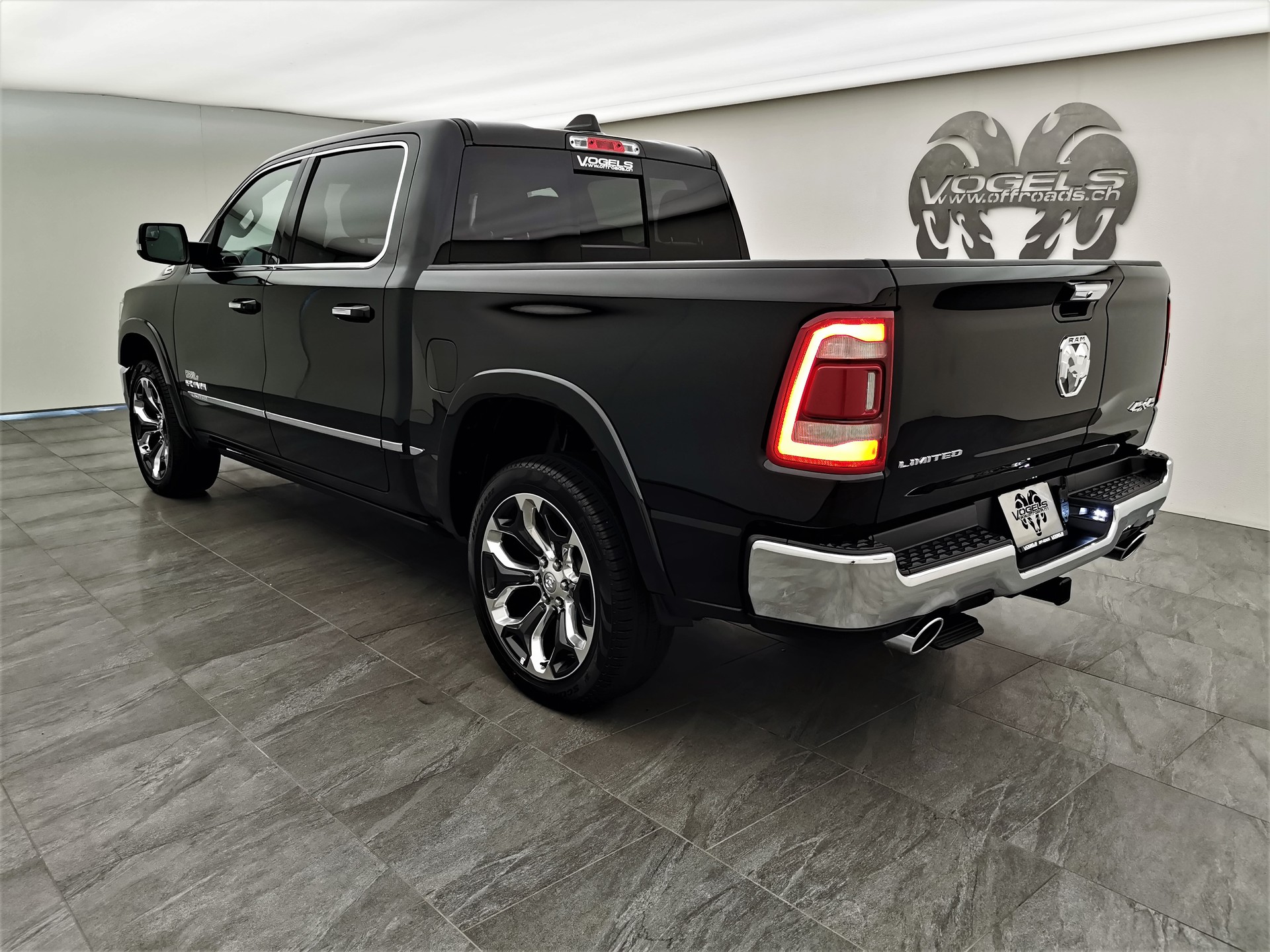 DODGE Ram 1500 5.7 V8 Limited eTorque Crew Cab-image-5