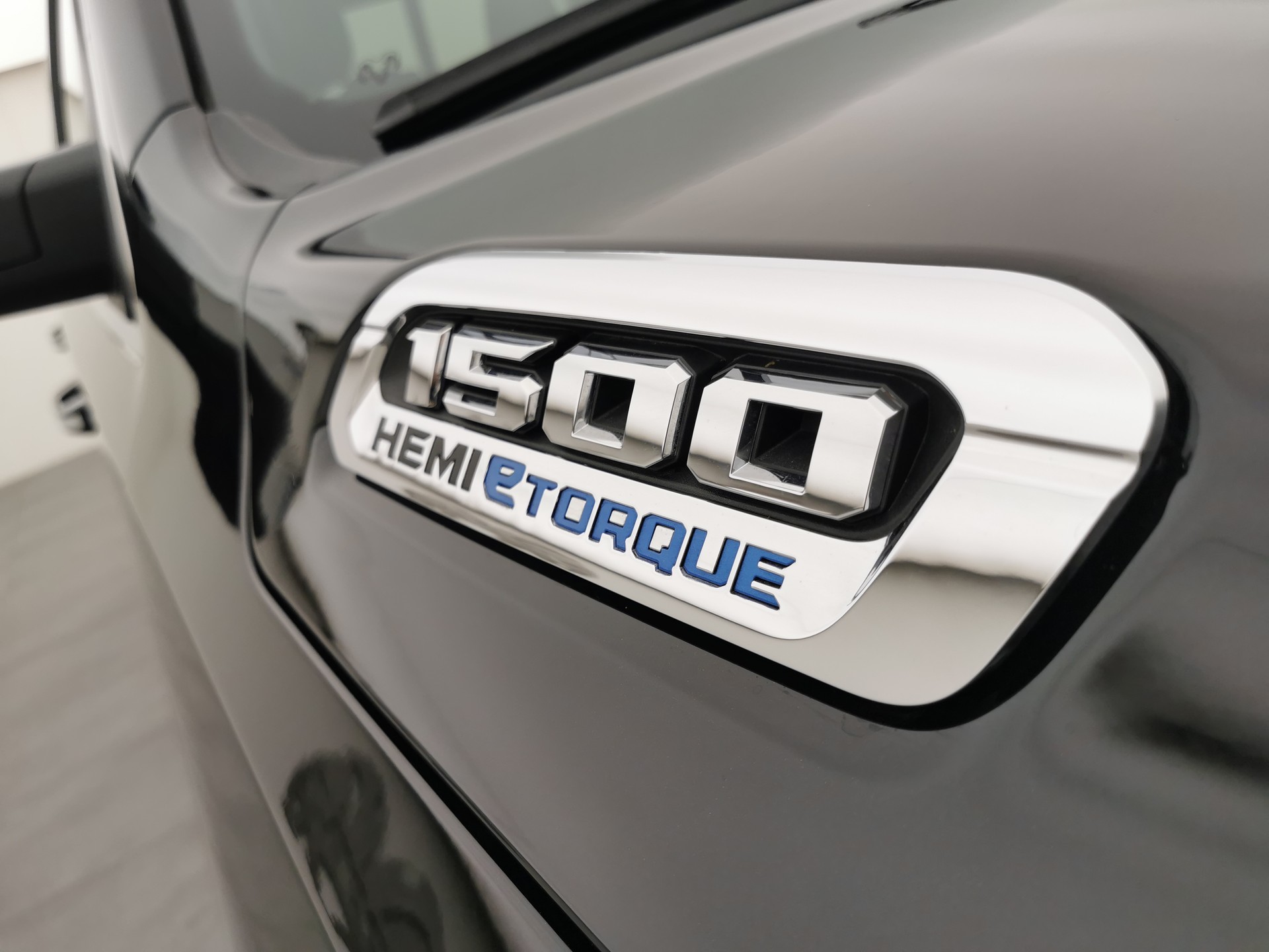 DODGE Ram 1500 5.7 V8 Limited eTorque Crew Cab-image-7