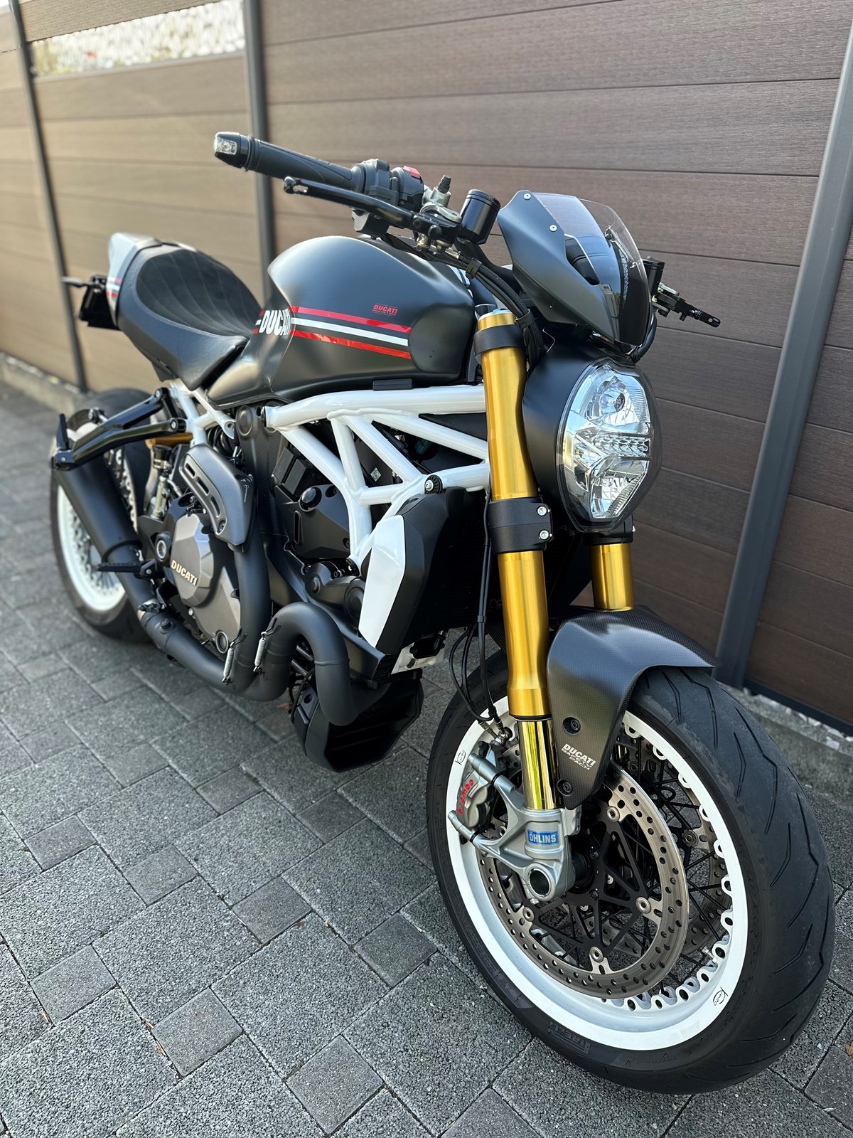 DUCATI Monster 1200 S-showroom-element-1