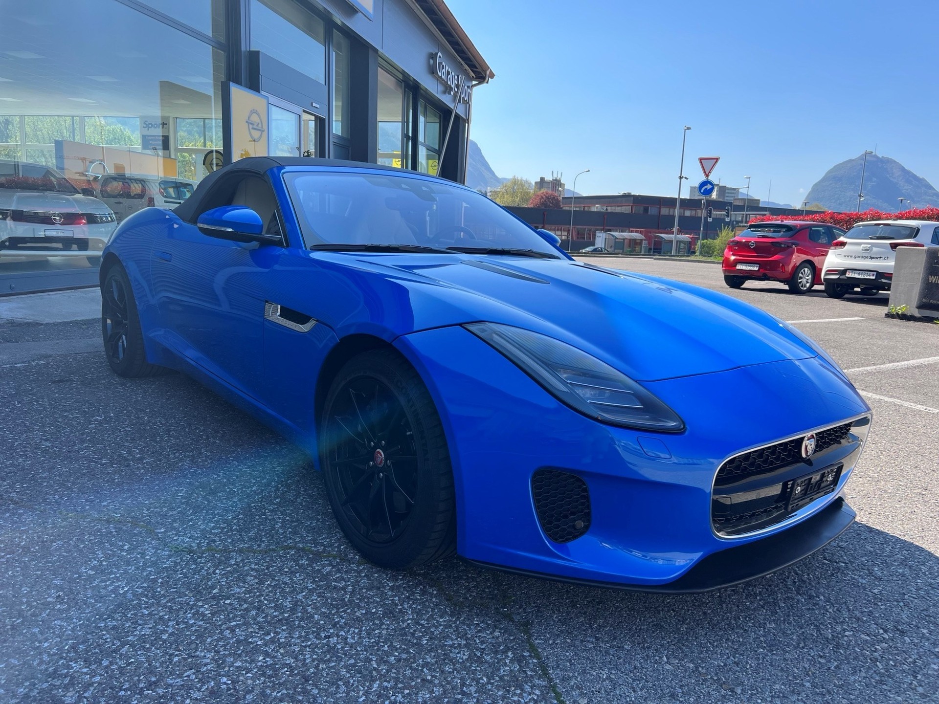 JAGUAR F-Type Convertible 2.0 I4 Automatik-image-0
