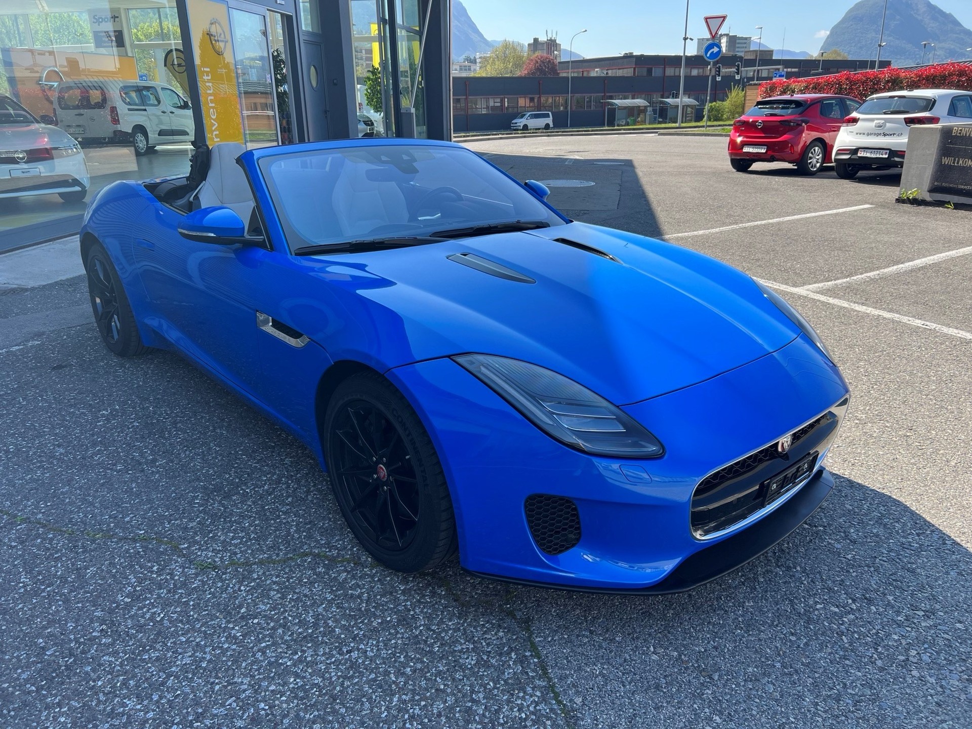 JAGUAR F-Type Convertible 2.0 I4 Automatik-image-8