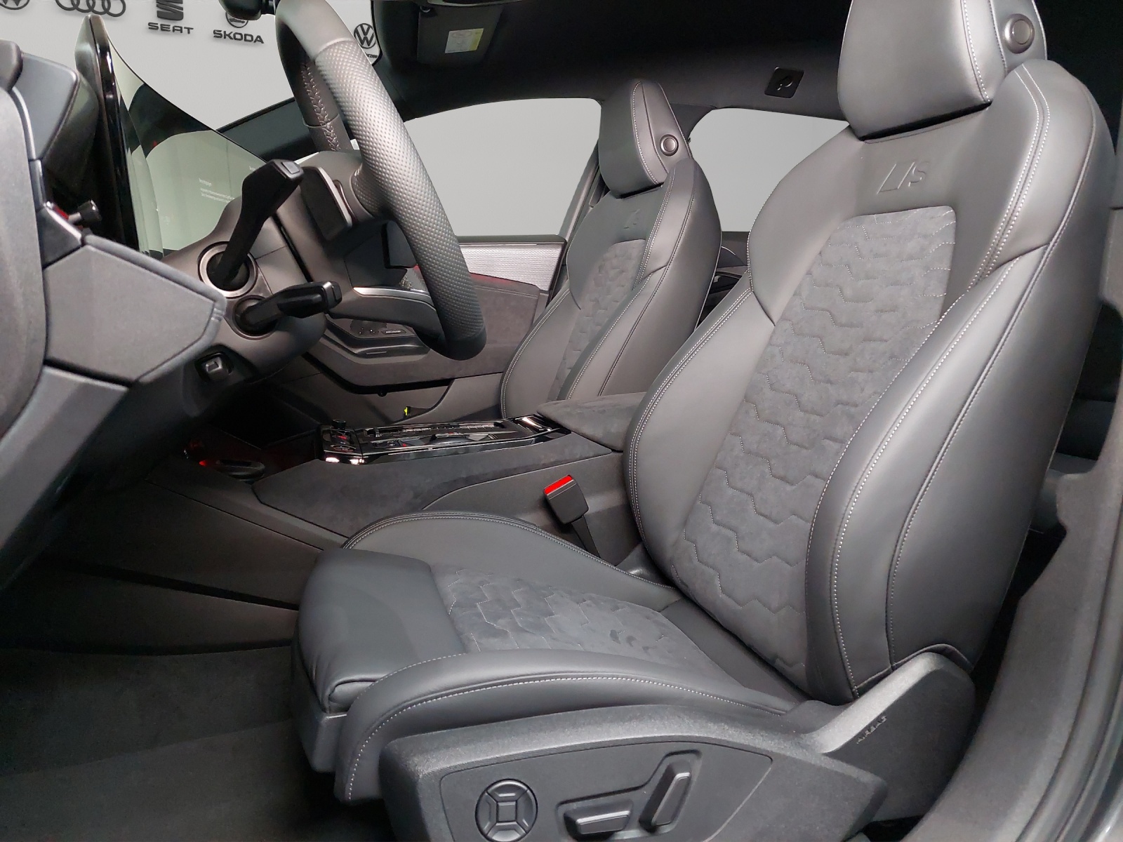 AUDI A6 Avant e-tron quattro-image-5