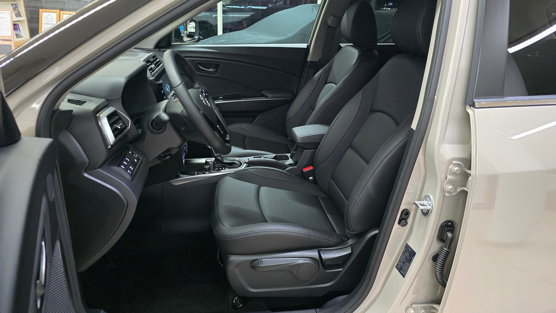 KGM-SsangYong Tivoli 1.5TGDI Plat 4WD A-image-2
