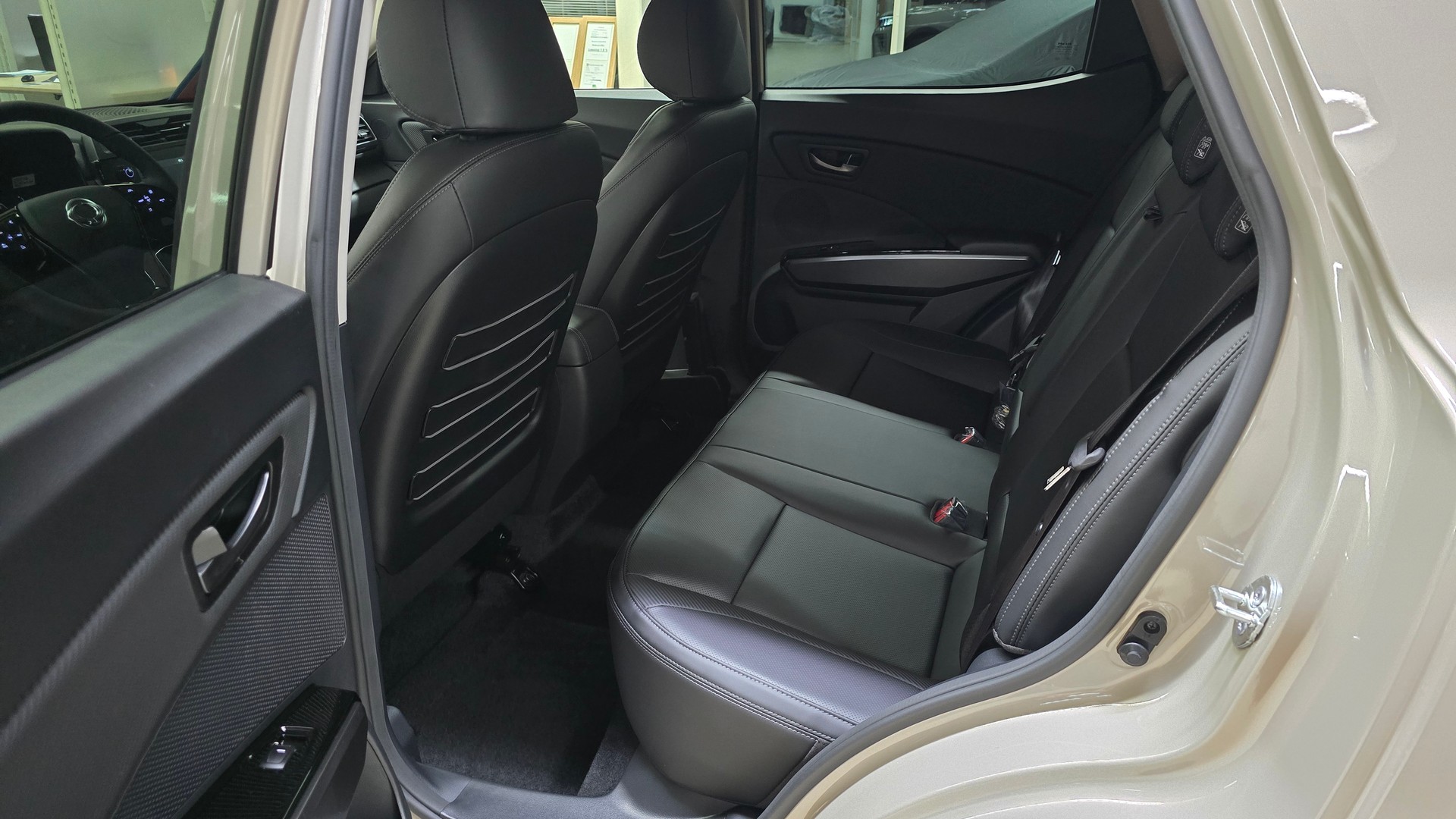 KGM-SsangYong Tivoli 1.5TGDI Plat 4WD A-image-3