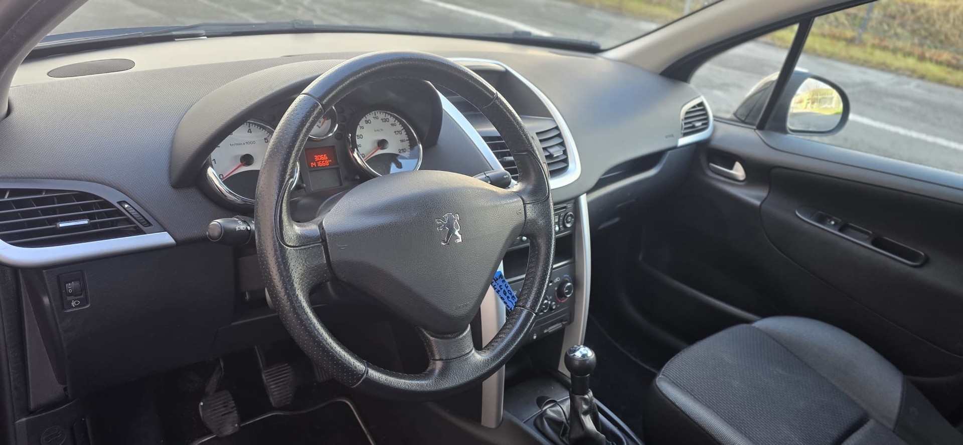 PEUGEOT 207 1.4 16V Sport-image-9