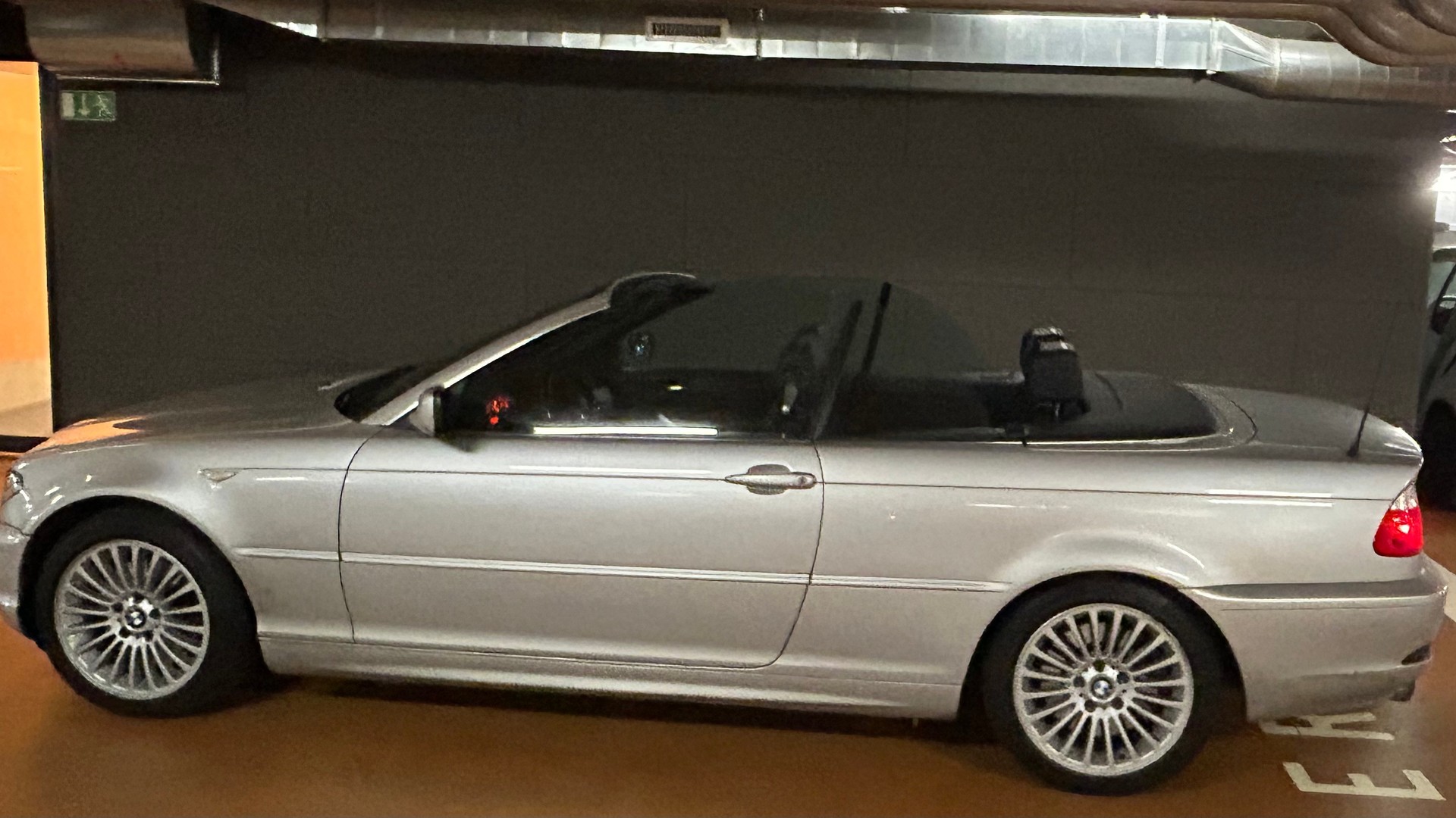 BMW 330Ci Cabriolet-image-1