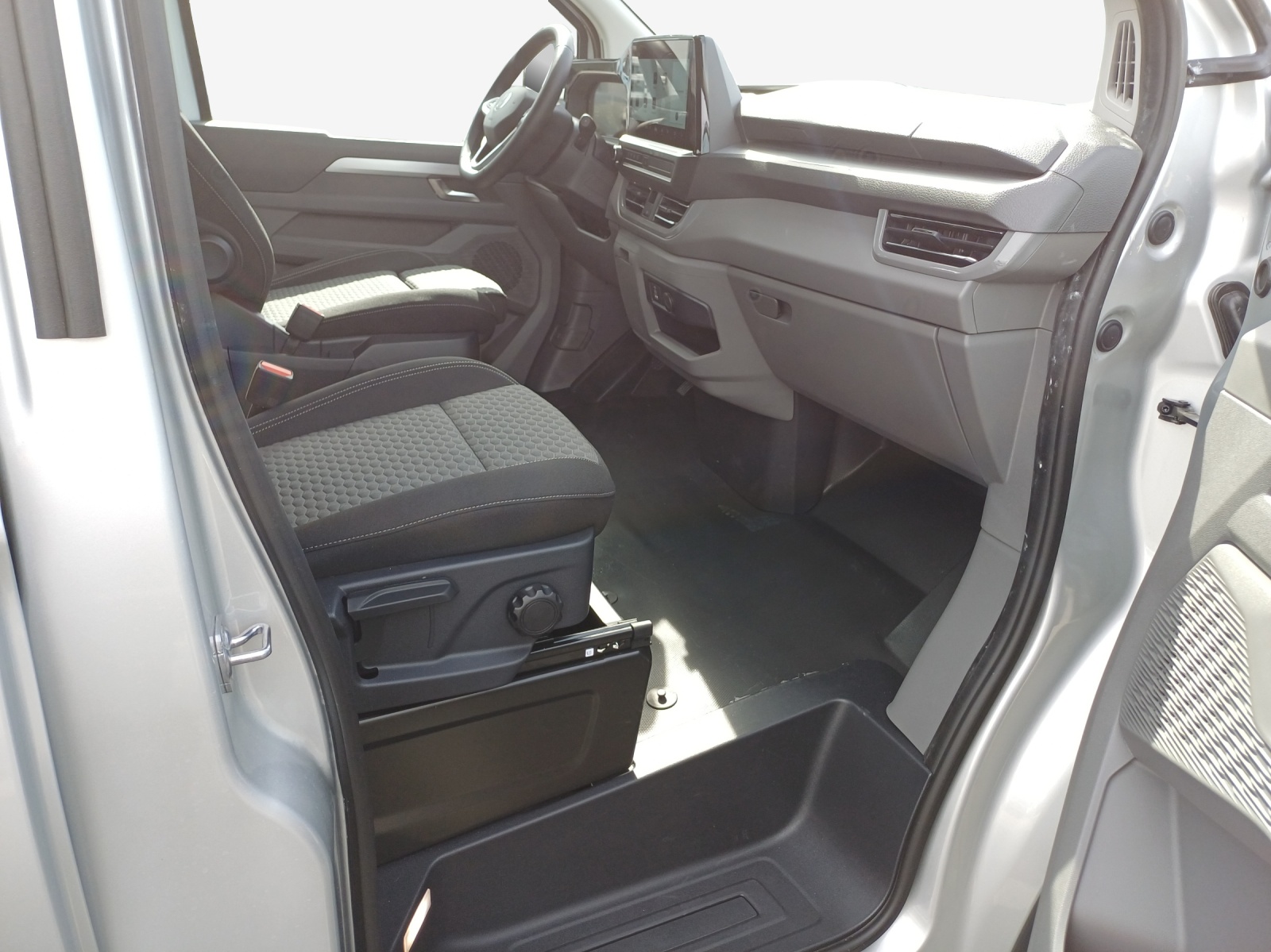 VW Caravelle BEV Life-image-14