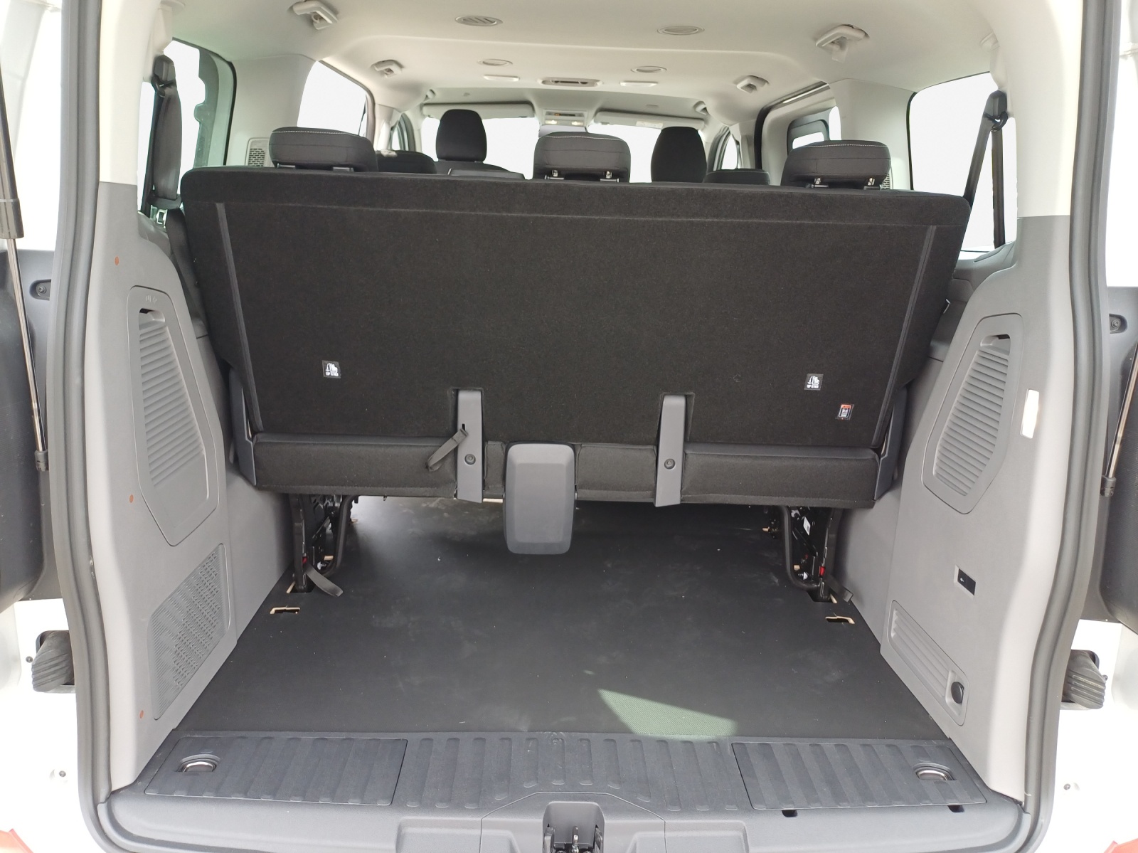 VW Caravelle BEV Life-image-12