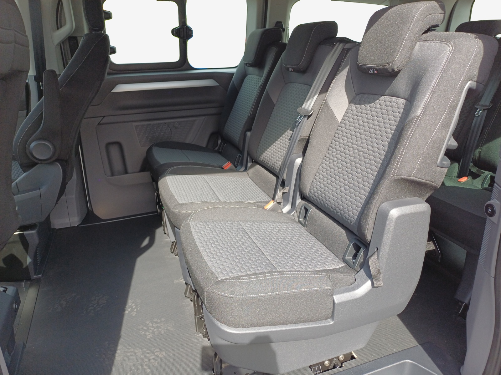 VW Caravelle BEV Life-image-11