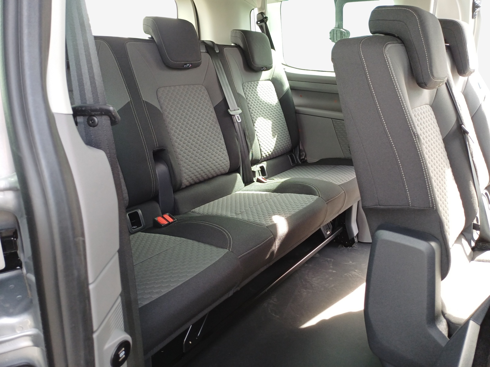 VW Caravelle BEV Life-image-13