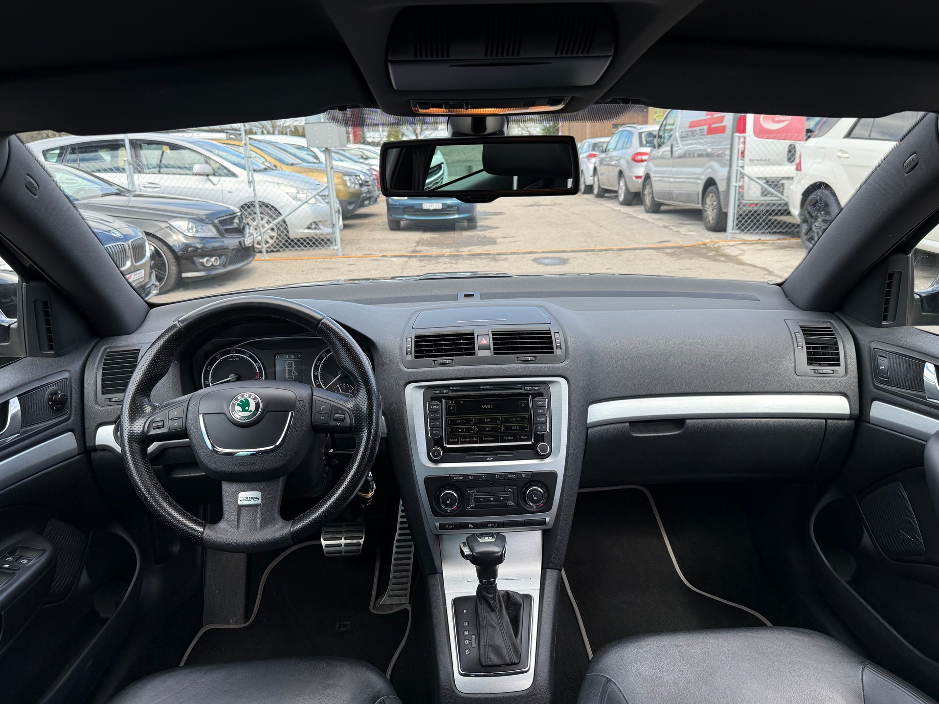 SKODA Octavia Combi 2.0 TSI RS DSG / Leder / PDC / Navi / 18 Zoll / HiFi Soundsystem-image-6