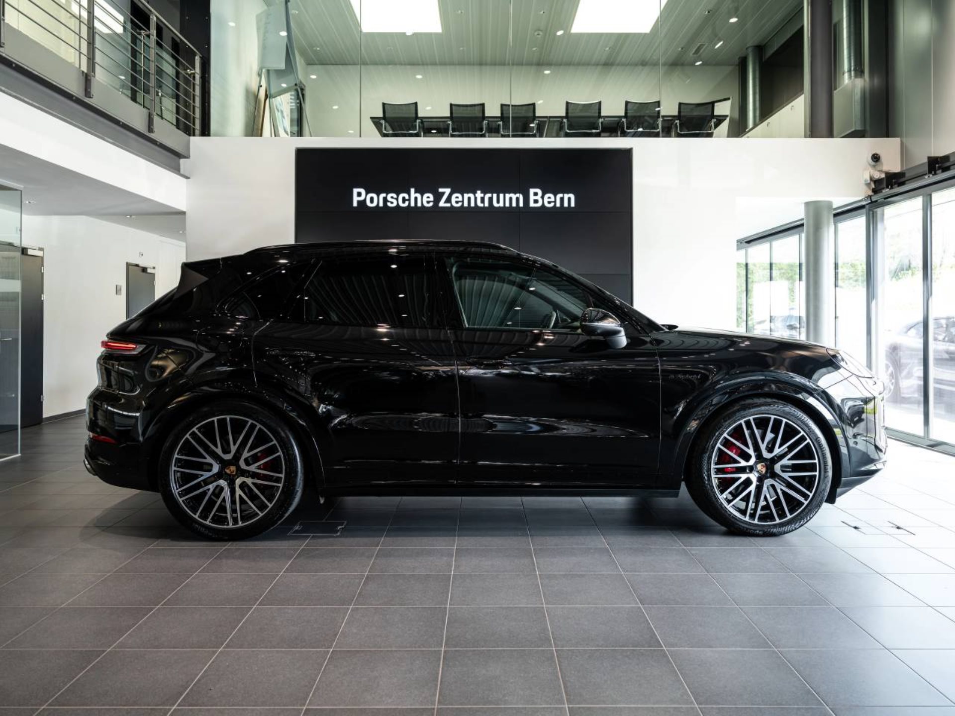 PORSCHE Cayenne S E-Hybrid-showroom-element-1